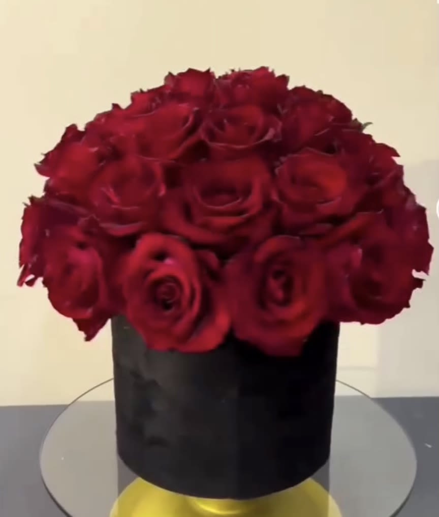 Amor Lindo - Approximately 45 roses makes this arrangement so unique and beautiful 