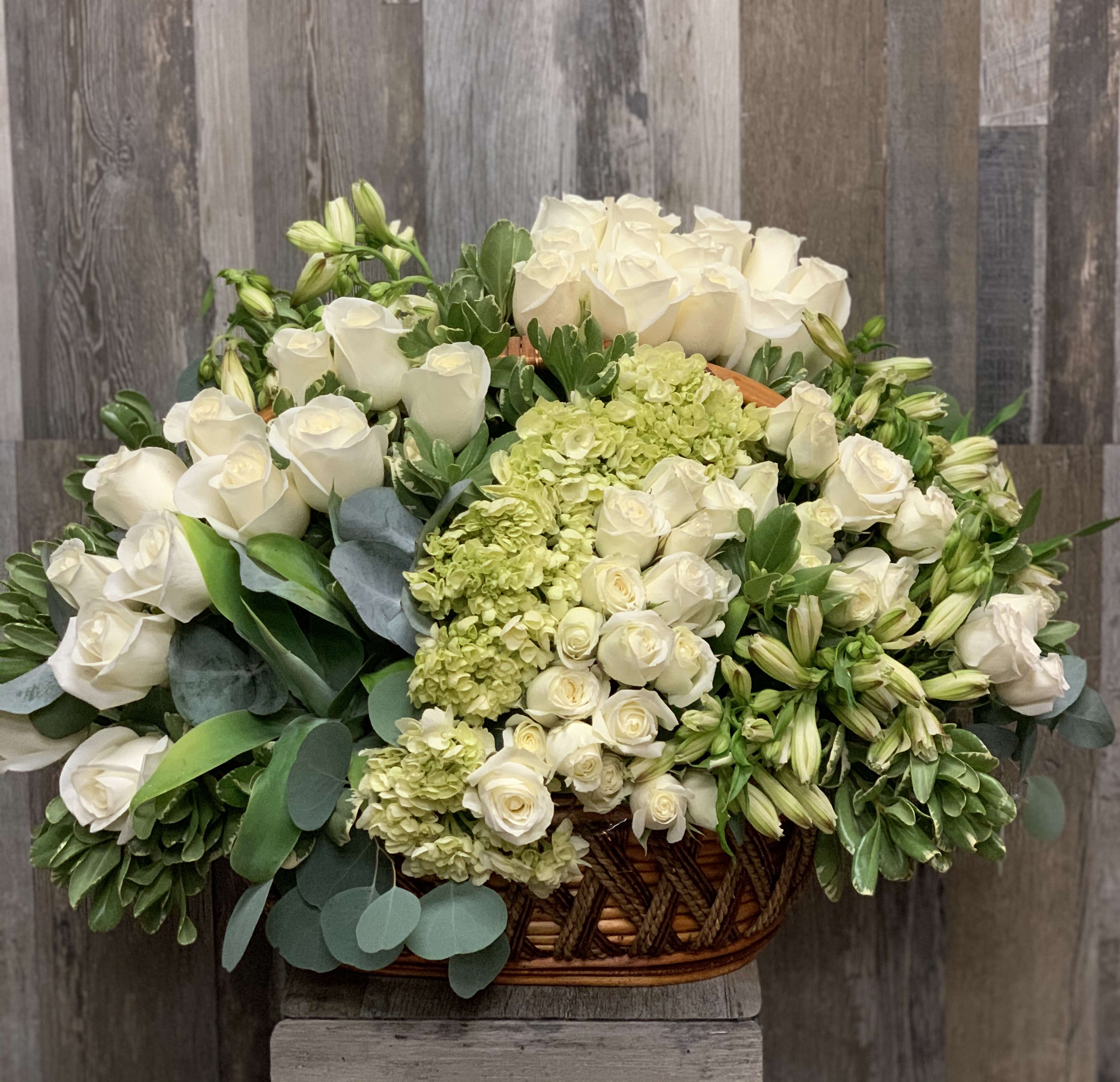Cod 1820 - Basket Sympathy Flowers AS SIMILAR AS POSSIBLE Substitution based on season, flowers availability or any unforeseen or uncontrollable circumstances 