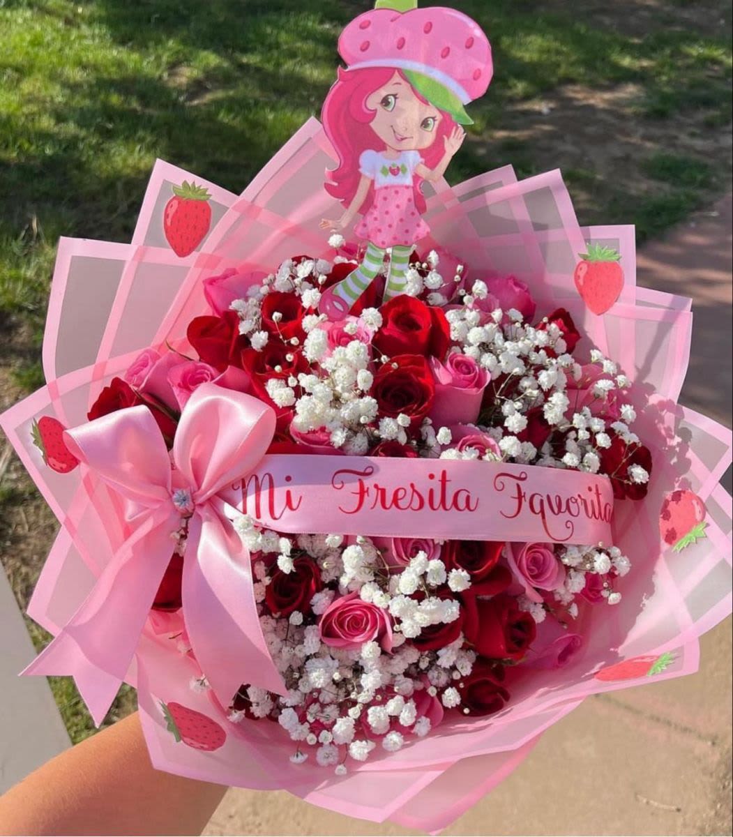 buchon fresita - elaborado con roasa rosadas fuertes y rosas y personaje de fresita 50 unidades