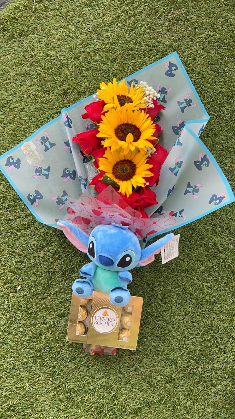 manual stitch - manual elaborado con girasoles y rosas chocolates y stitch
