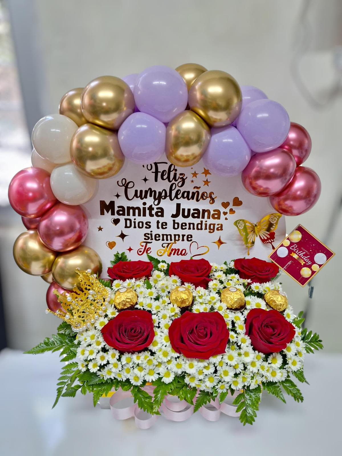 arreglo arco con flores y chocolates - base de madera con globos, globos con fondo mesaje y rosas y chocolates