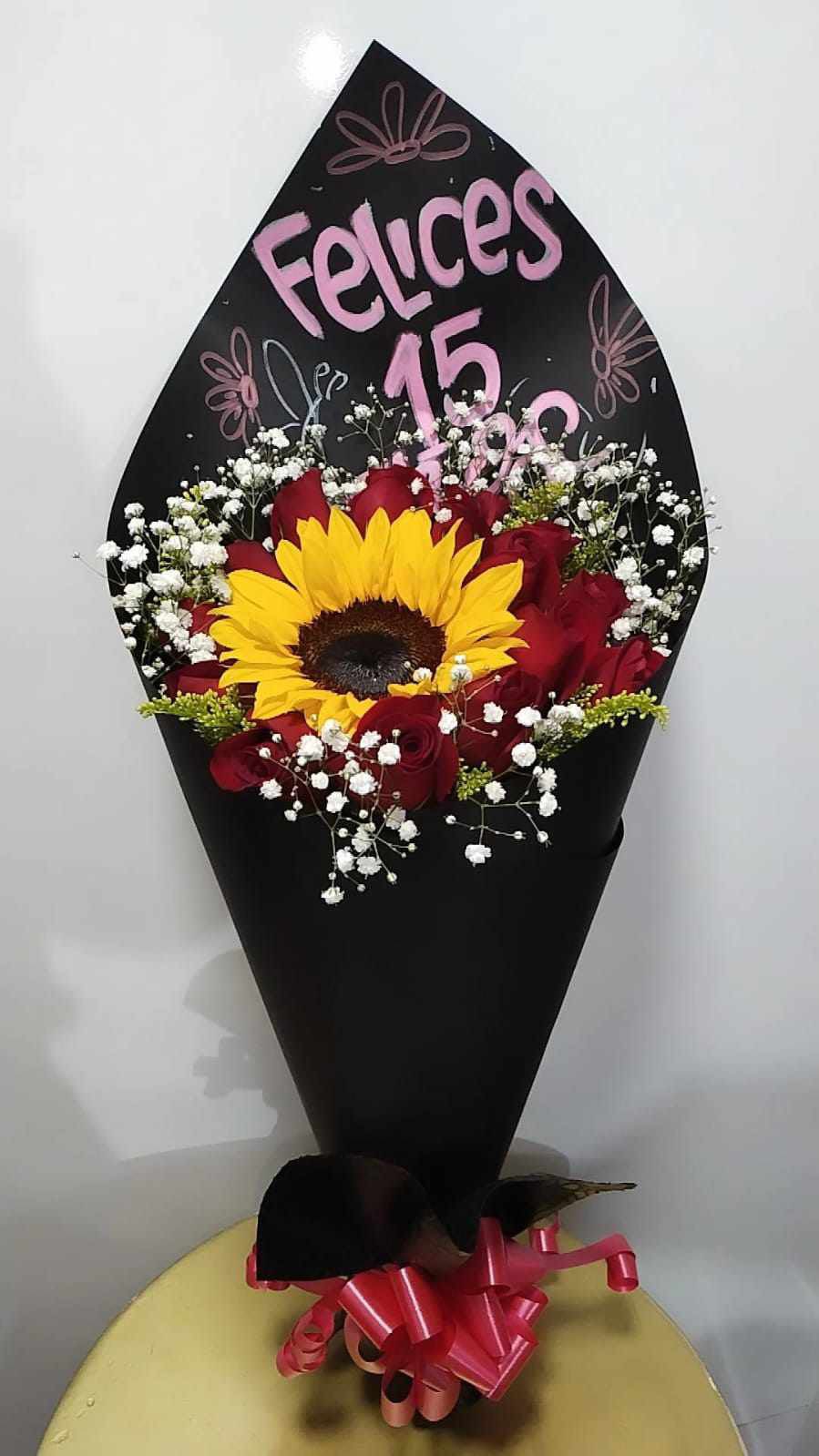 conos con flores - detalles elaborados con rosas y girasoles con mensajes personalizados