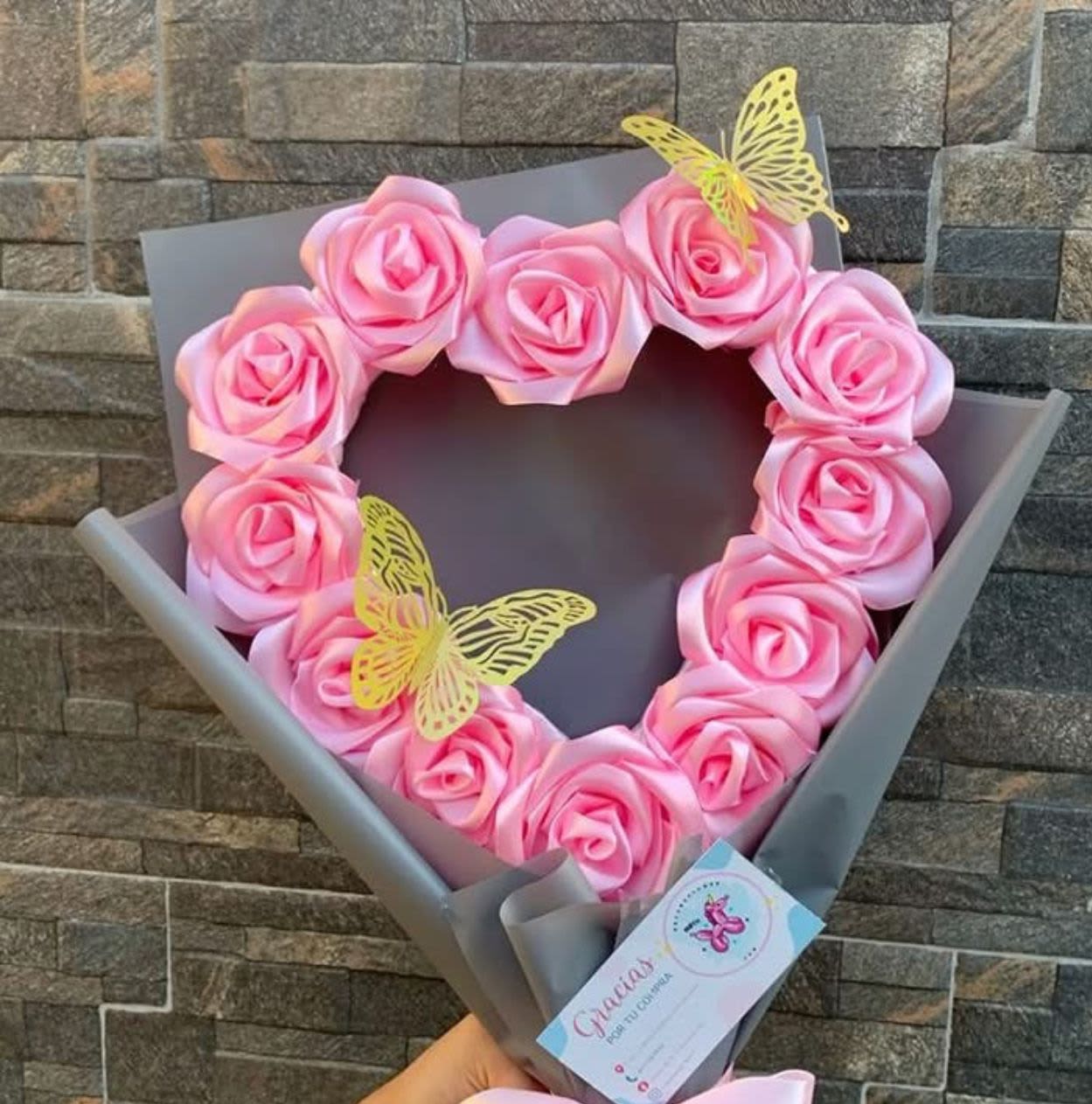 corazon abierto de rosas  - detalle elaborado en rosas de liston