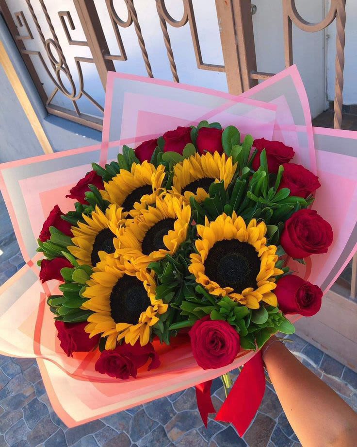 buchones con rosas y girasoles - detalles ealborados combinados con girasoles
