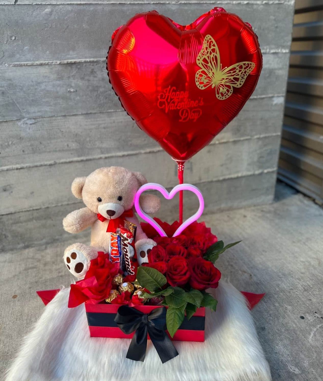 detalles con globos y peluche - detalles elaborados con muñecos de peluche a preferencia del cliente con accesorios diversos y mensajes personalizados
