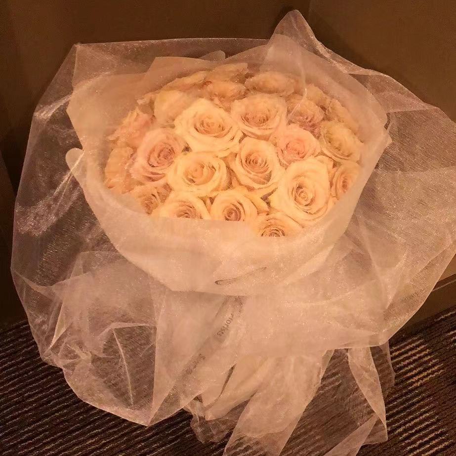 Chic White Chic White - The standard size bouquet includes 2 dozen stems premium white roses. The deluxe size includes 3 dozen premium white roses.