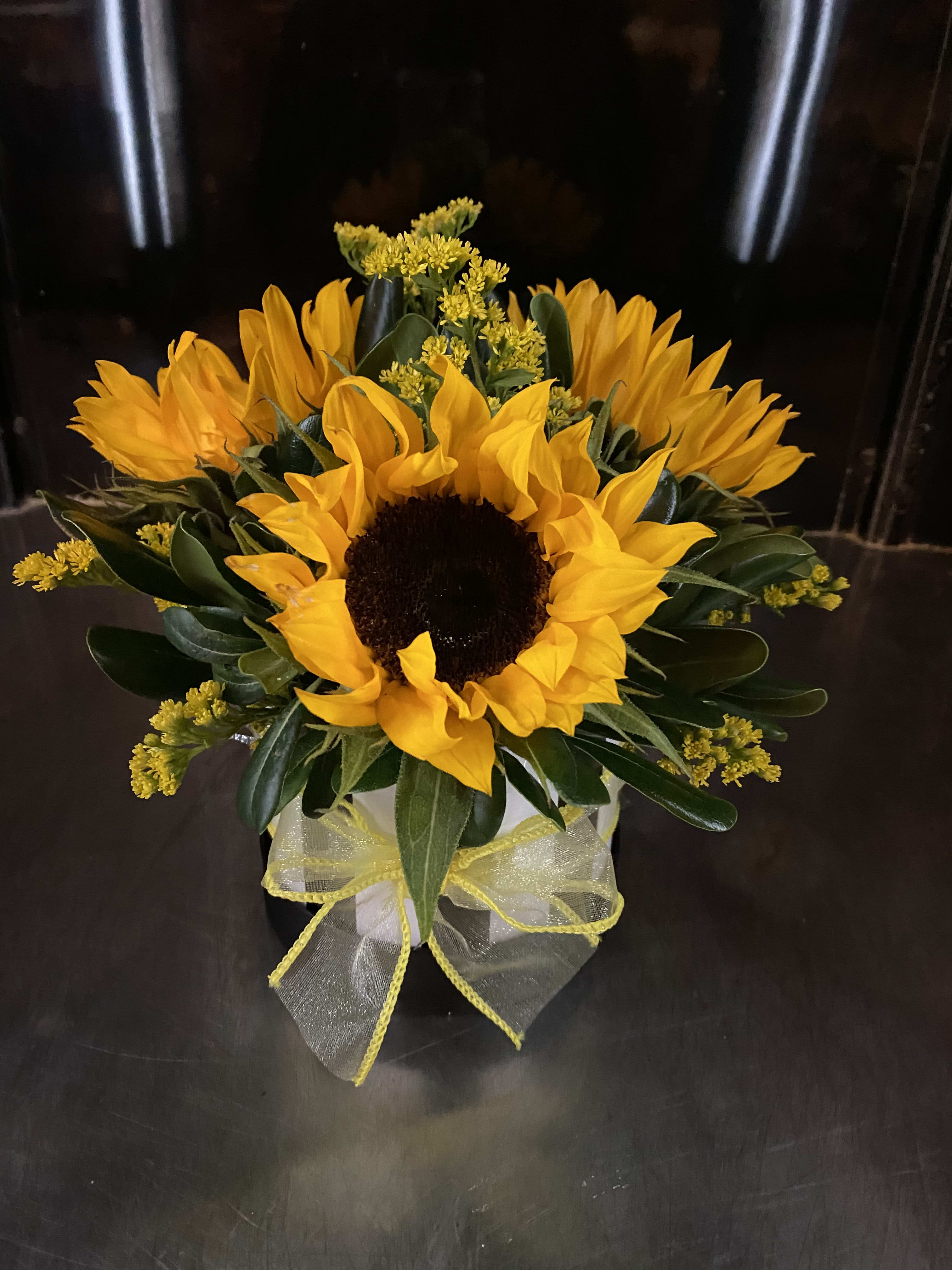 Summer Sunshine in Bolingbrook, IL | Dahlias de Cambray Florist