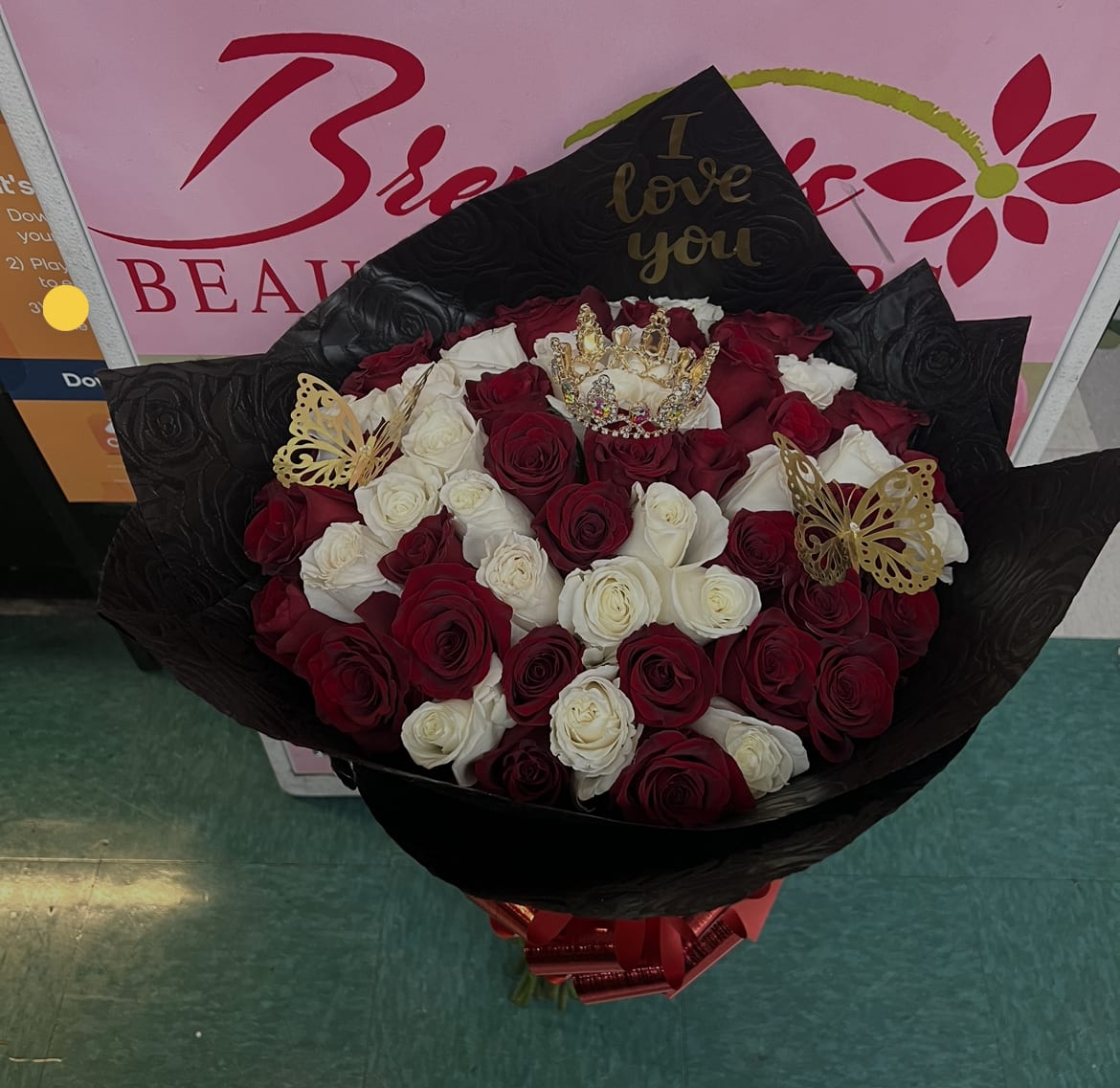 Ramo Buchón white and red  - STANDARD: 50 Roses DELUXE: 100 Roses PREMIUM: 150 Roses   Let us know if you would like I love you or happy Valentine’s Day , happy birthday, or happy anniversary or happy Mother’s Day ribbon or letters in the paper , it will be free with the purchase.  Crown  and butterflies are free on this bouquet .as well . Let me know  it in the instructions or notes section .     Let me know in the notes section if you would like different color on the roses . Or wrapping paper as    Introducing our new hand-tied bouquet collection, placed together with care and attention to detail. The color of the paper may vary depending on availability.   Fresh long stem Roses from Ecuador  Water proof Paper  Ribbon  ***Not include vase***