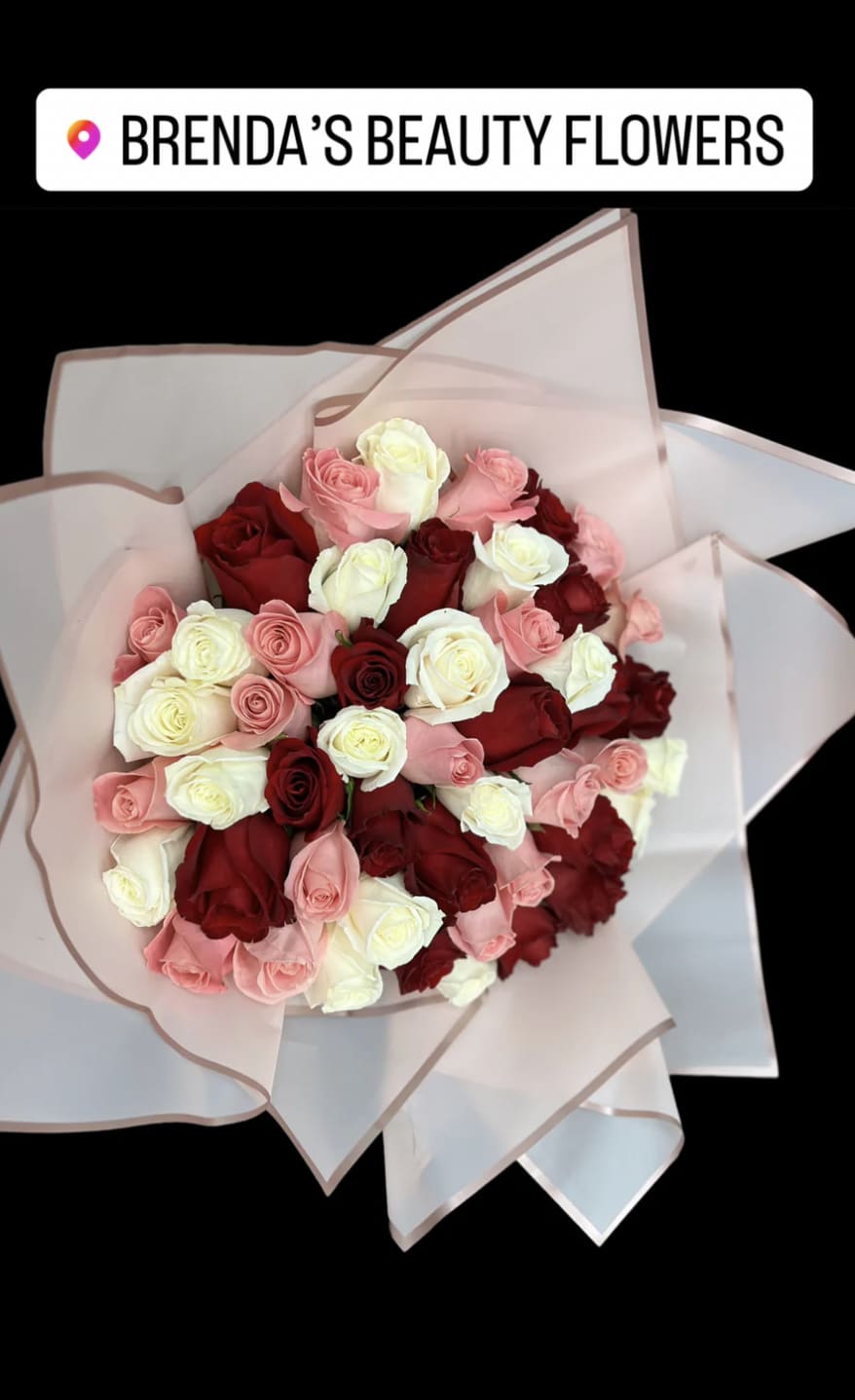 Ramo Buchón Pink-White-red  - STANDARD: 50 Roses DELUXE: 100 Roses PREMIUM: 150 Roses    Let me know in the notes section if you would like different color on the roses .    Introducing our new hand-tied bouquet collection, placed together with care and attention to detail. The color of the paper may vary depending on availability.   Fresh long stem Roses from Ecuador  Water proof Paper  Ribbon  ***Not include vase***