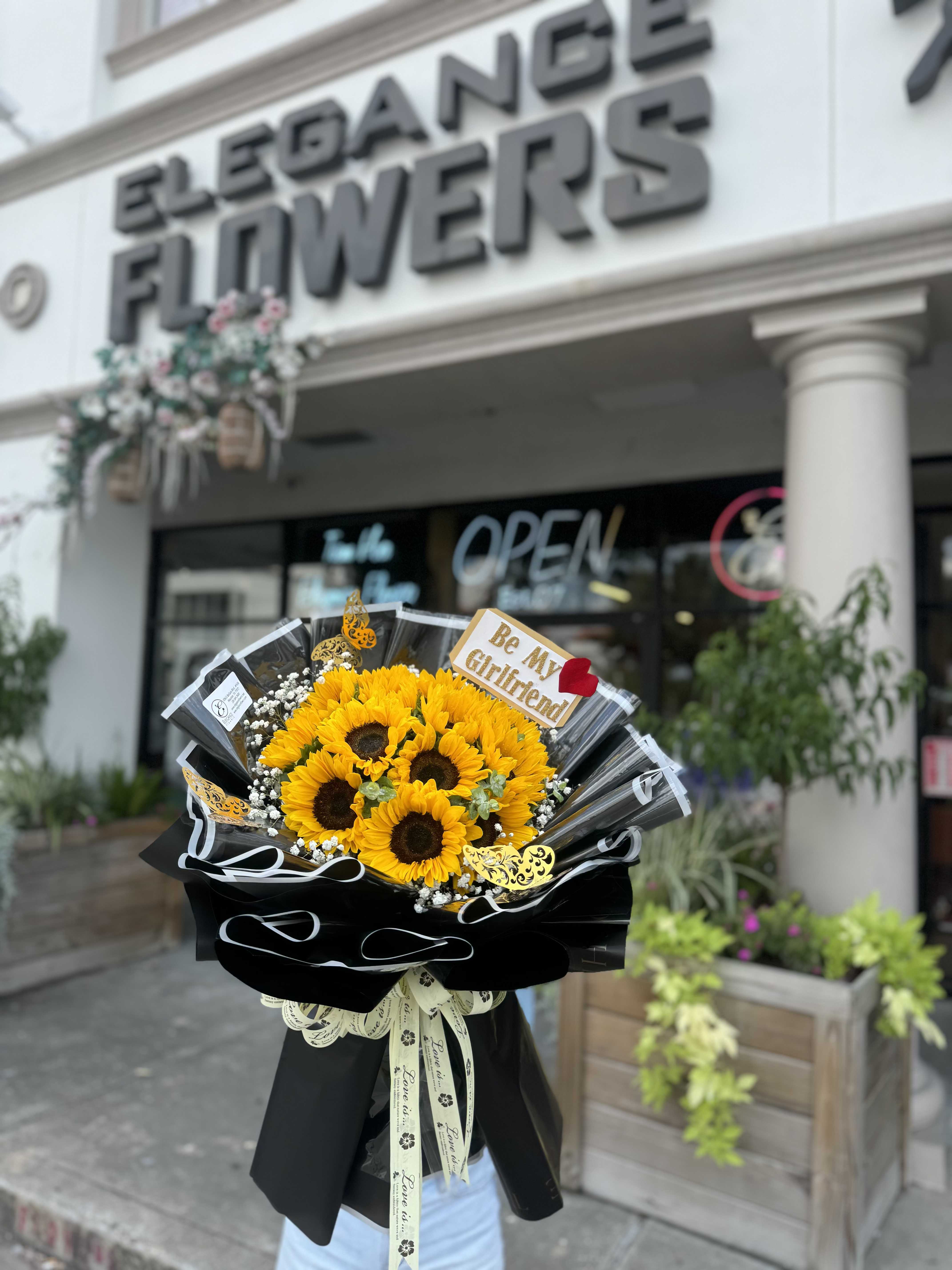 Wrapped Bouquet #29 Wrapped Bouquet #29 - Wrapped bouquets are perfect for any occasion, from expressing love and gratitude to celebrating special moments, offering a thoughtful and visually stunning gift./