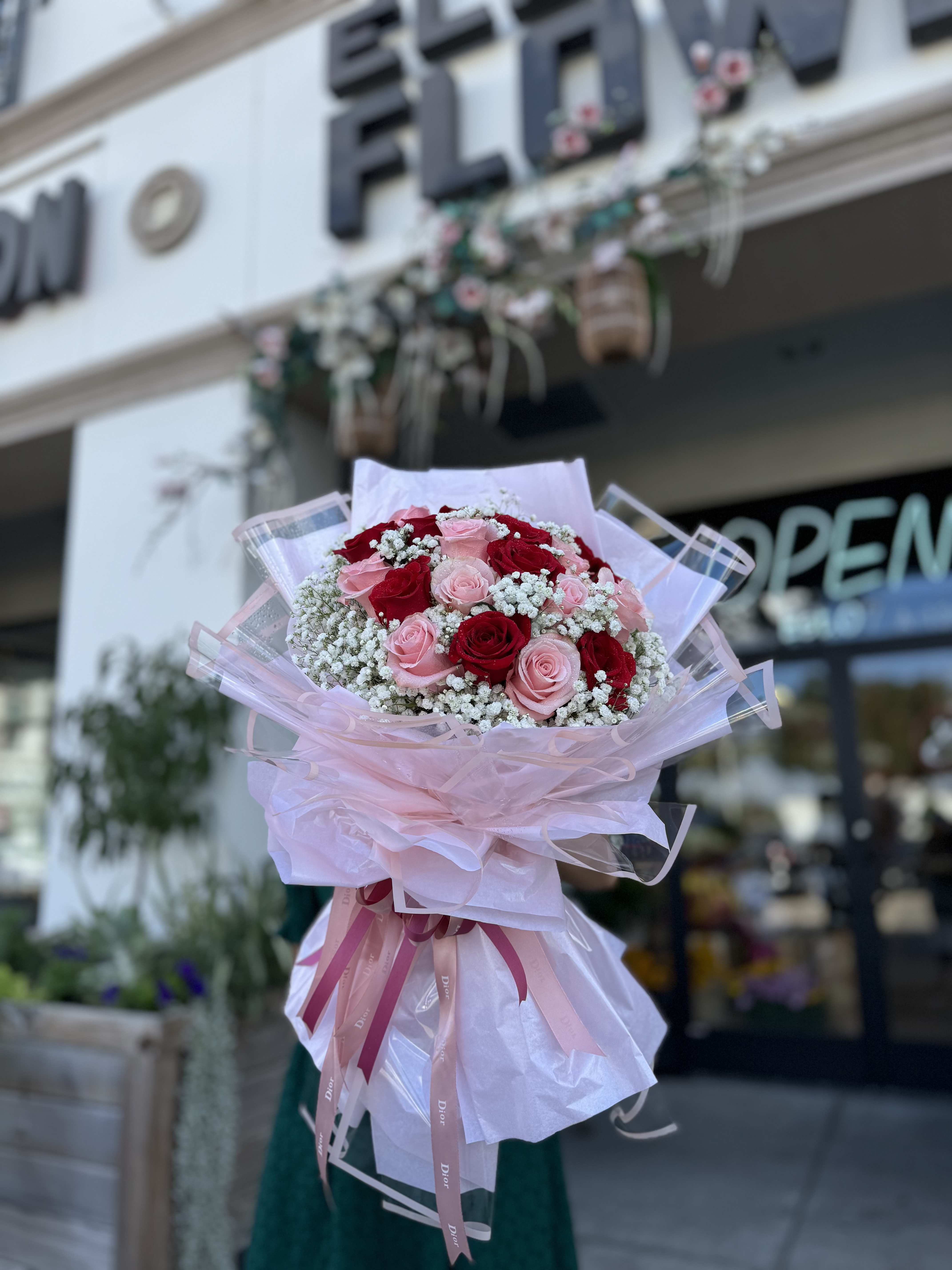 Wrapped Bouquet #31 Wrapped Bouquet #31 - Wrapped bouquets are perfect for any occasion, from expressing love and gratitude to celebrating special moments, offering a thoughtful and visually stunning gift.