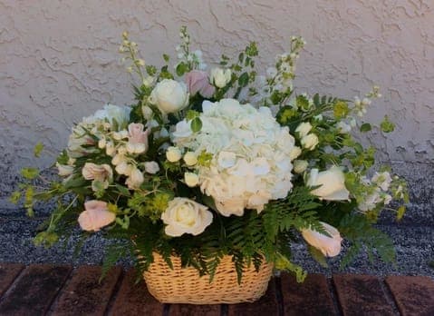 LUSH BASKET LUSH BASKET - This exuberant little garden will enchant the special person who receives it. It will give a nice feeling of living among flowers, thanks to this precious blooms, arranged in a very natural and fresh manner.