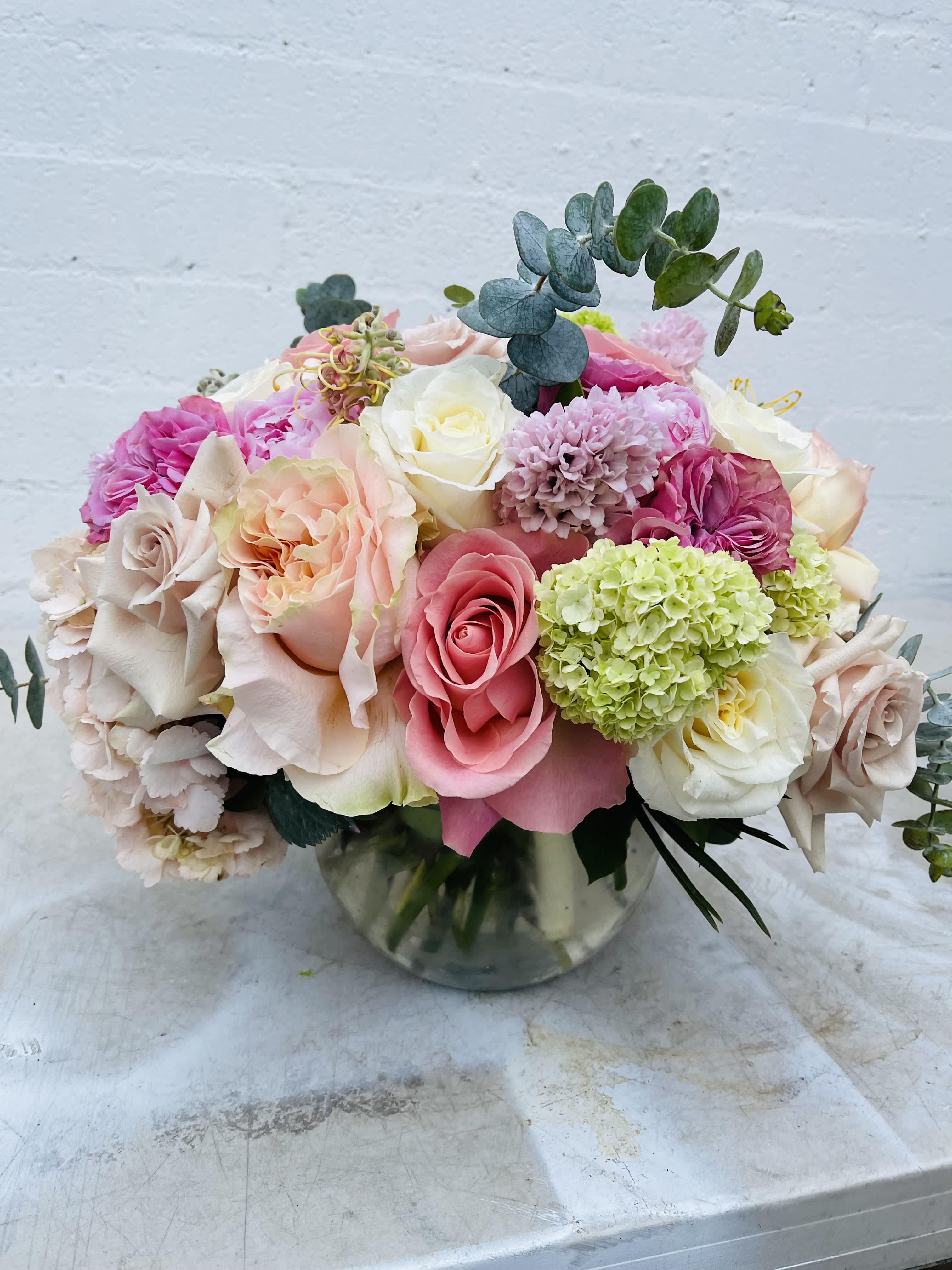 Light pastel fish bowl garden - This is an absolutely beautiful fishbowl with hyacinth, garden large roses, light peach hydrangeas, viburnum, pastel colors. 