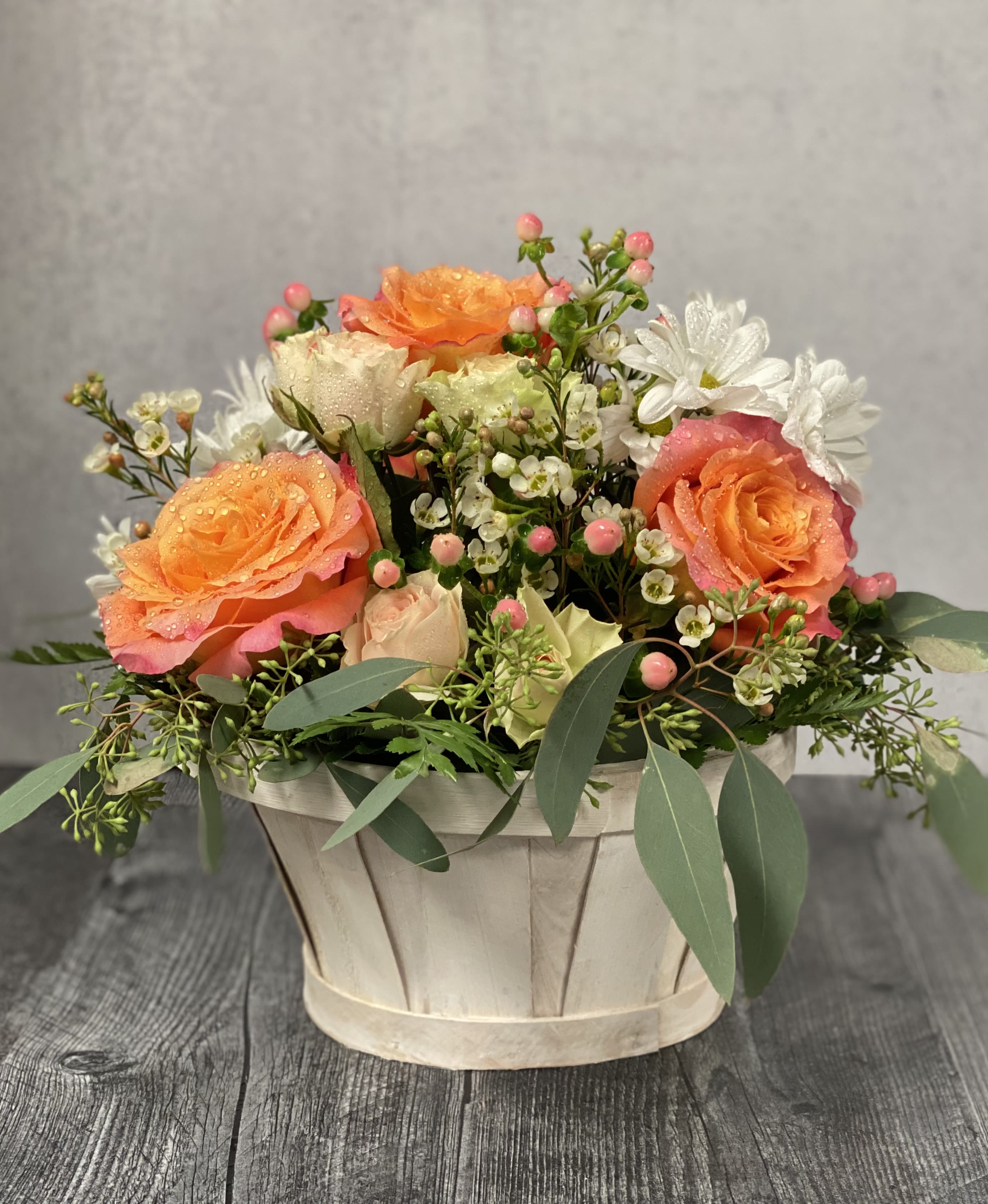 Gorgeous Love Basket of Roses and Hypericum Gorgeous Love Basket of Roses and Hypericum