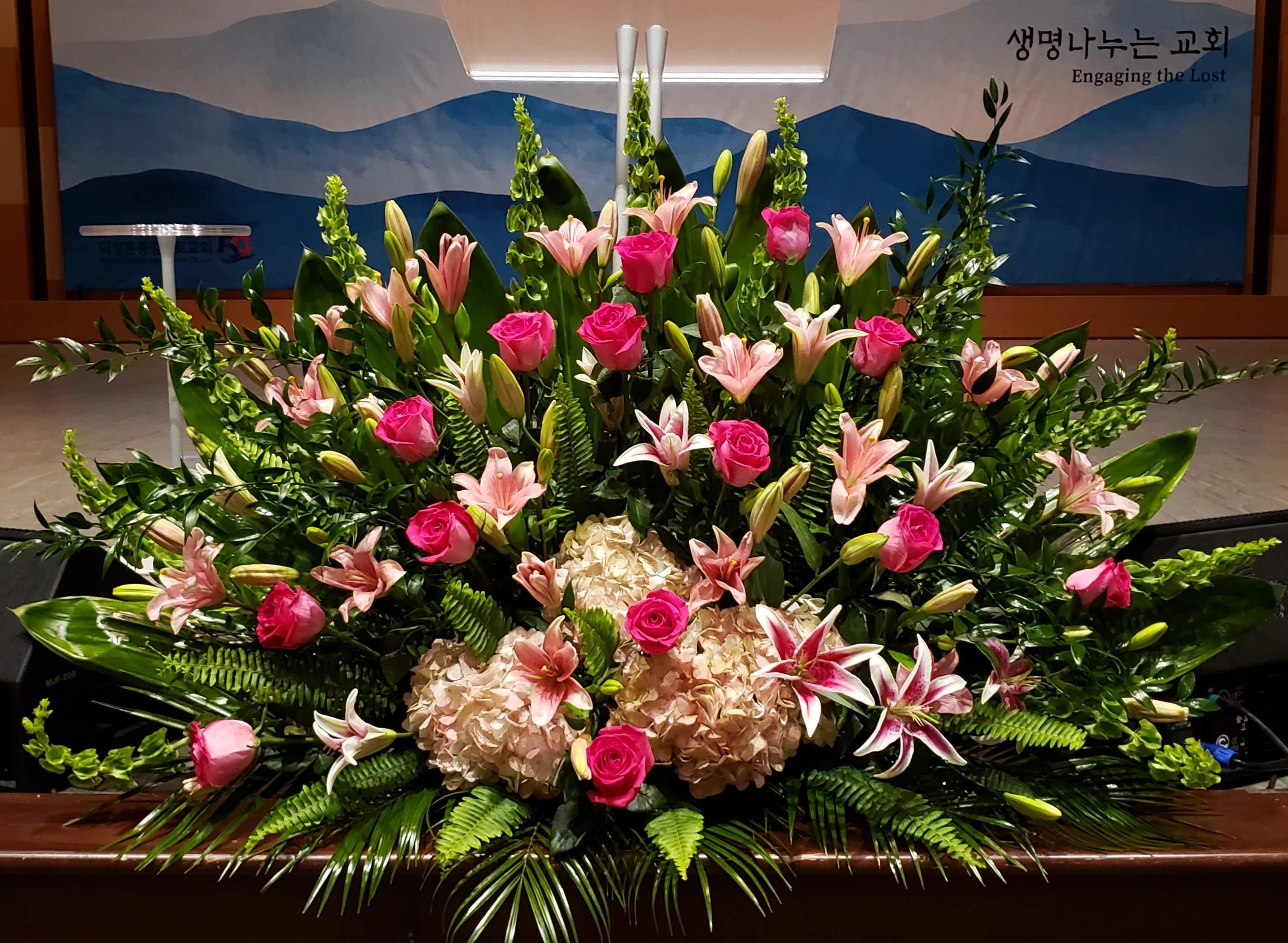 [TT-POD192]:  PODIUM ARRANGEMENT 192 - PODIUM ARRANGEMENT 192 BY TWIN TOWERS FLORIST