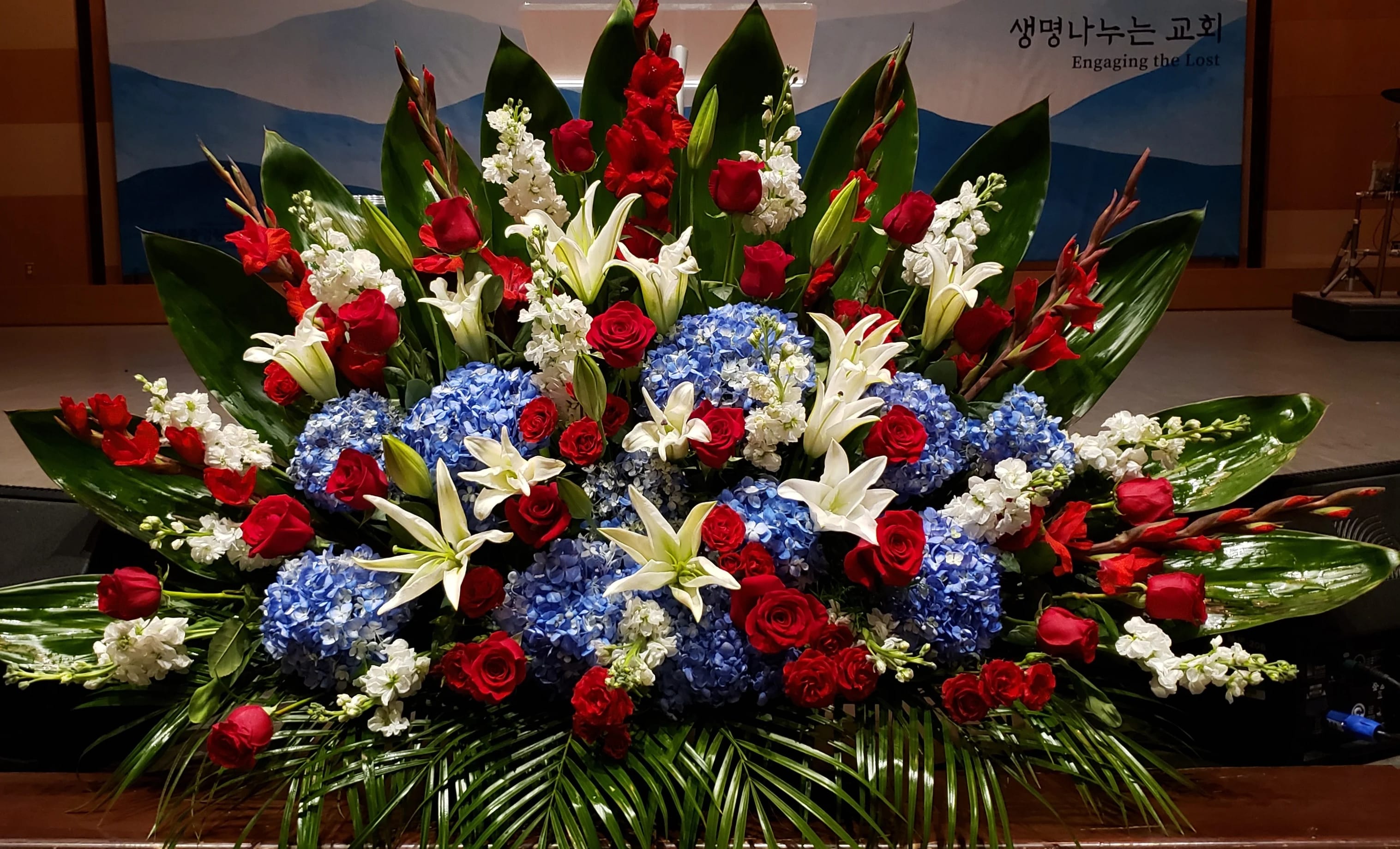 [TT-POD194]:  PODIUM ARRANGEMENT 194 - PODIUM ARRANGEMENT 194 BY TWIN TOWERS FLORIST