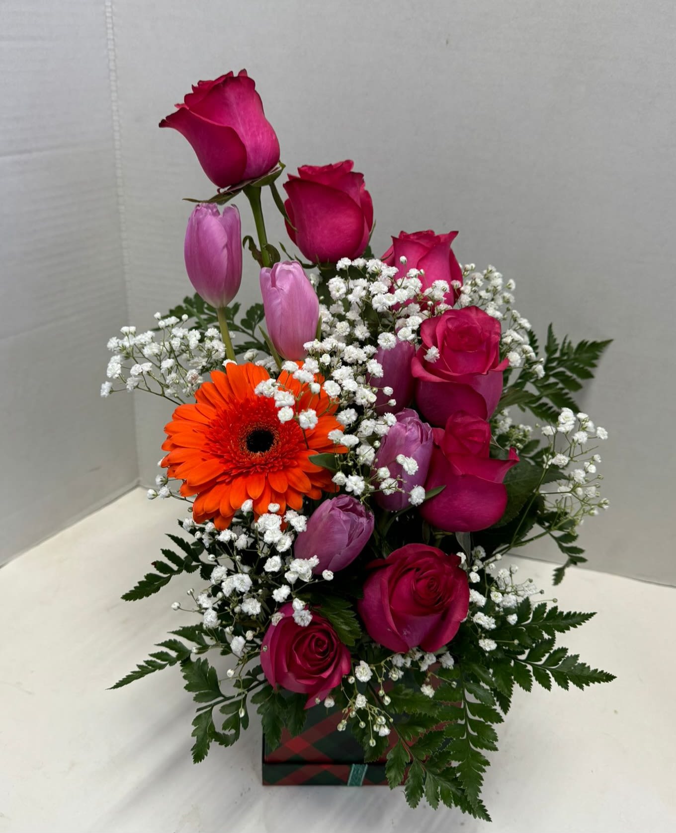 Wonderful arrangement - If you are looking for something pretty, small and elegant, this arrangement is a very good option.