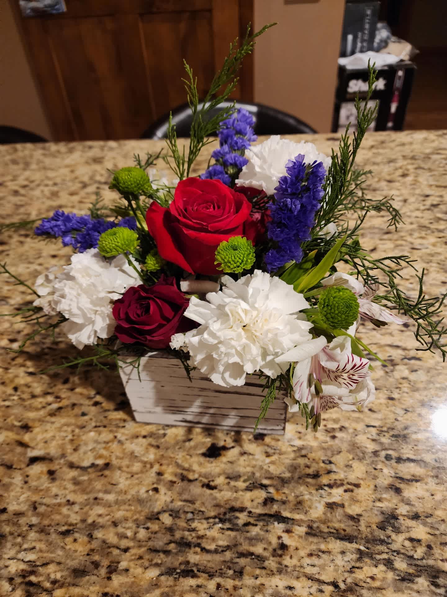 sprinkle some holiday cheer - small box will come with a mix of winter greens, 3 red roses,, 4 white carnations and mix of filler flowers. The medium box will come with 5 red roses, 6 white carnations and mix of filler flowers. the large will come with 8 red roses , 8 white carnations and mic of filler flowers.  the photo is all the different container's I have. All them in the photo are the small version of the container's.