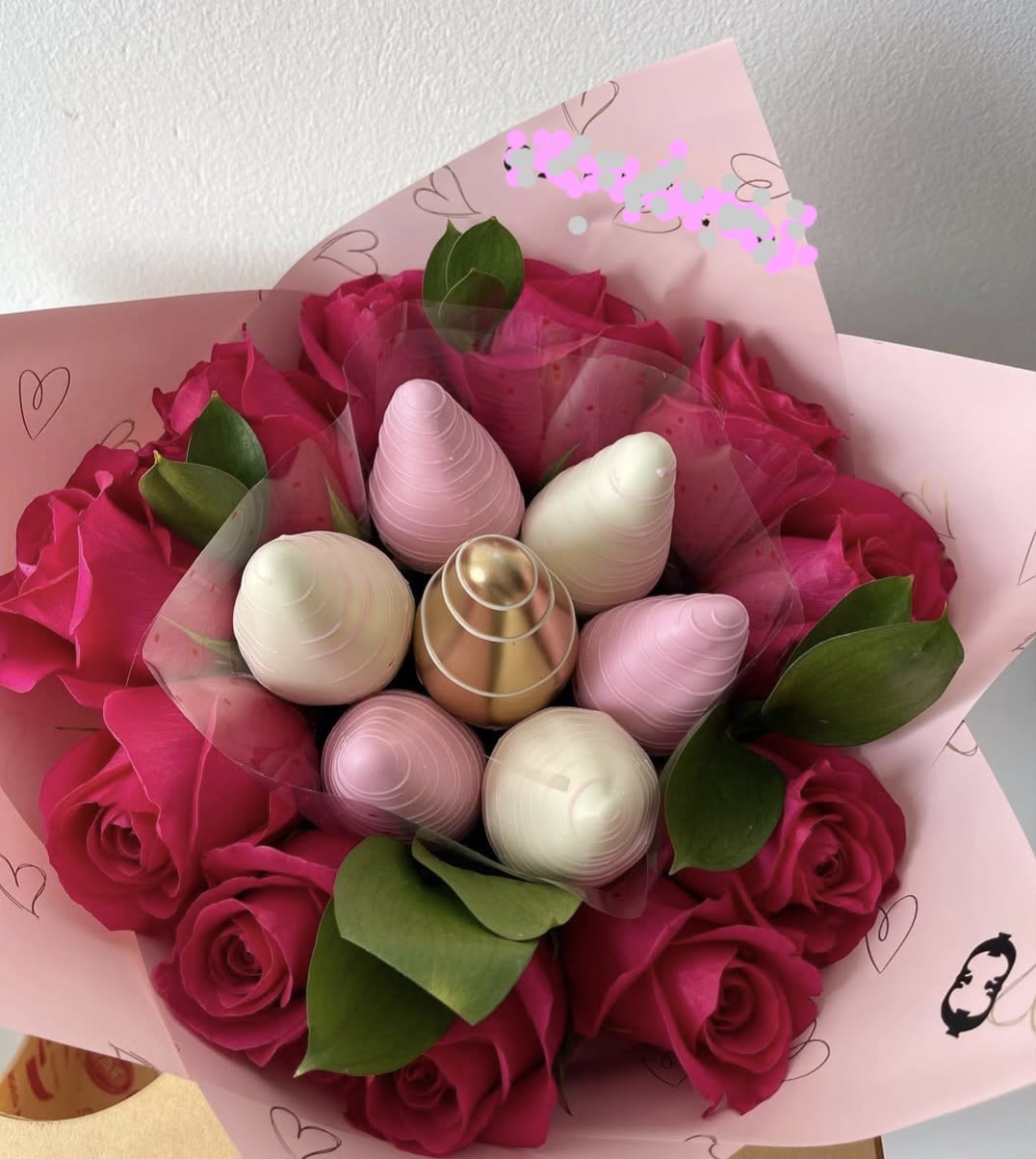 Dulce detalle - Beautiful bouquet containing roses of the color you prefer, accompanied by delicious strawberries with decorated chocolates