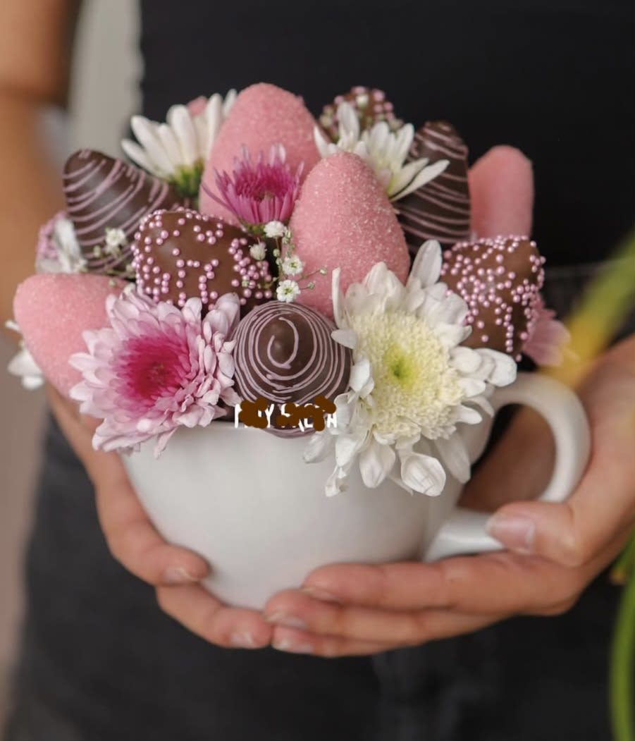 Tangira - Beautiful cup that contains a combination of beautiful flowers according to the occasion, accompanied by delicious strawberries with decorated chocolates.