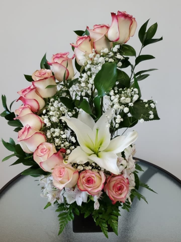 It is a wonder It is a wonder - Beautiful staircase of roses with a unique color accompanied by lilies and alstroemerias flowers and similar colors