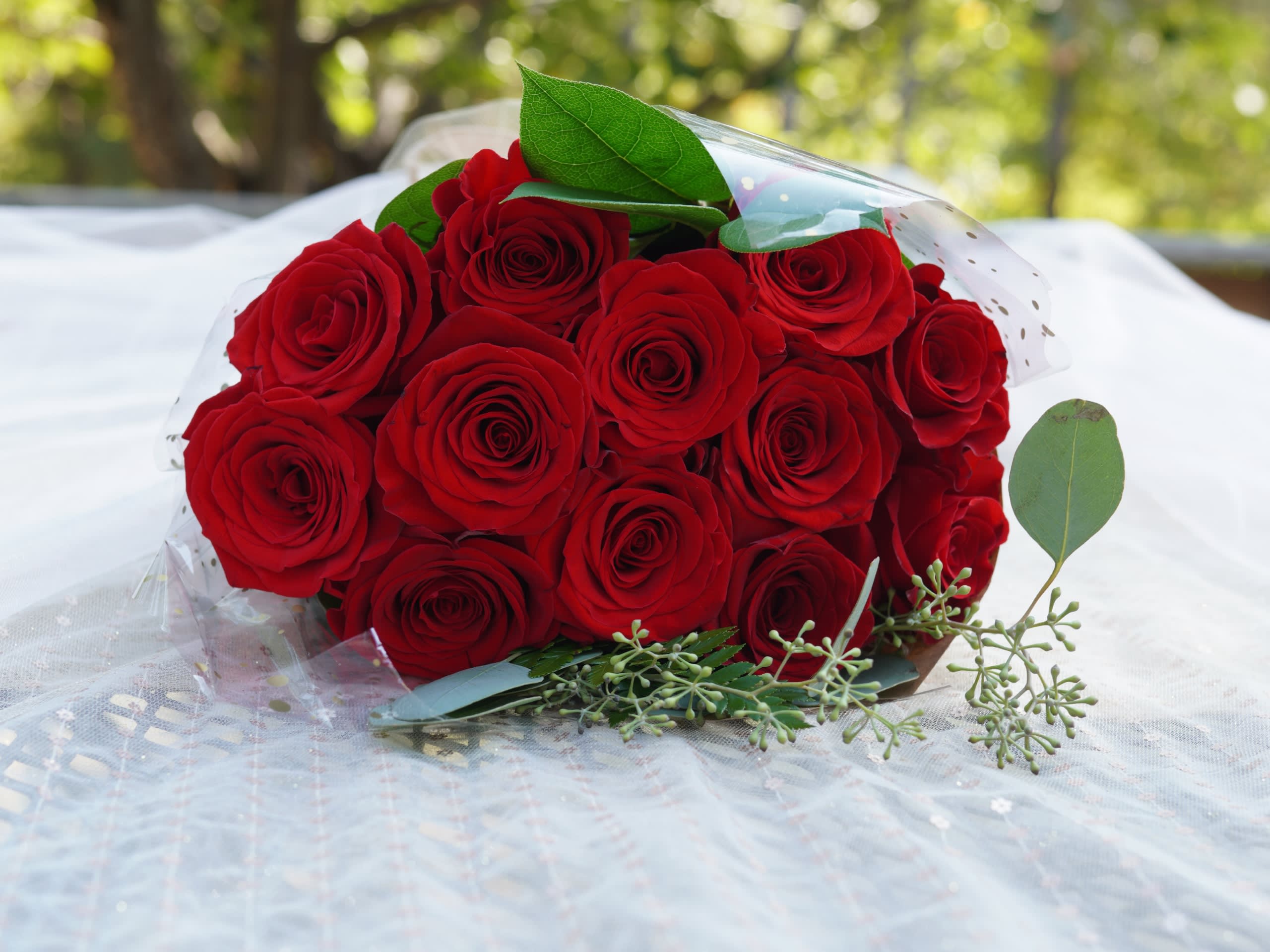 Beautimous Rose Bouquet - Our Beautimous Rose Bouquet is simple yet elegant.  This dozen arrives surrounded by lush greens in brown paper with an eye-catching bow.  These roses come with an attached water source to ensure hydration until they make to their new home!  A perfect choice for Just Because!  If you'd like the roses in a different color, please add to the &quot;NOTES&quot; section of your order form. We will always call/email to confirm your order when making changes from the original bouquet!  Kindly, S &amp; K  APPROXIMATE DIMENSIONS - 26&quot; in  x  16&quot; in  