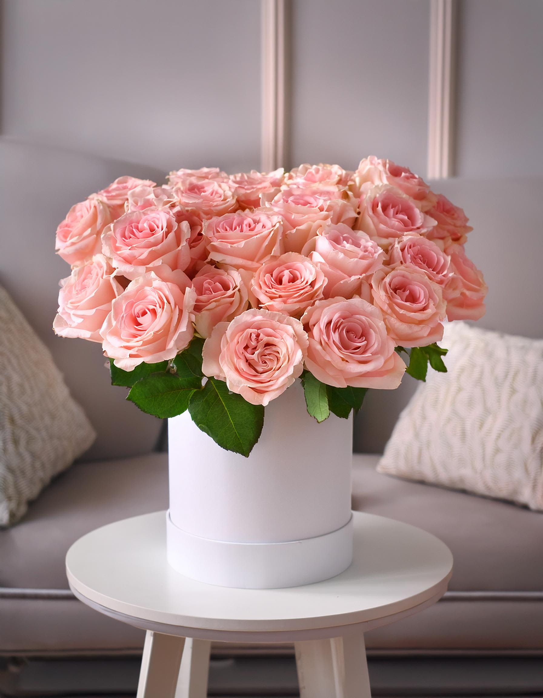 Perfect Choice Perfect Choice - Elegant white hatbox filled with fresh pink roses. Perfect for any occasion, this arrangement adds a touch of luxury and charm to your space.