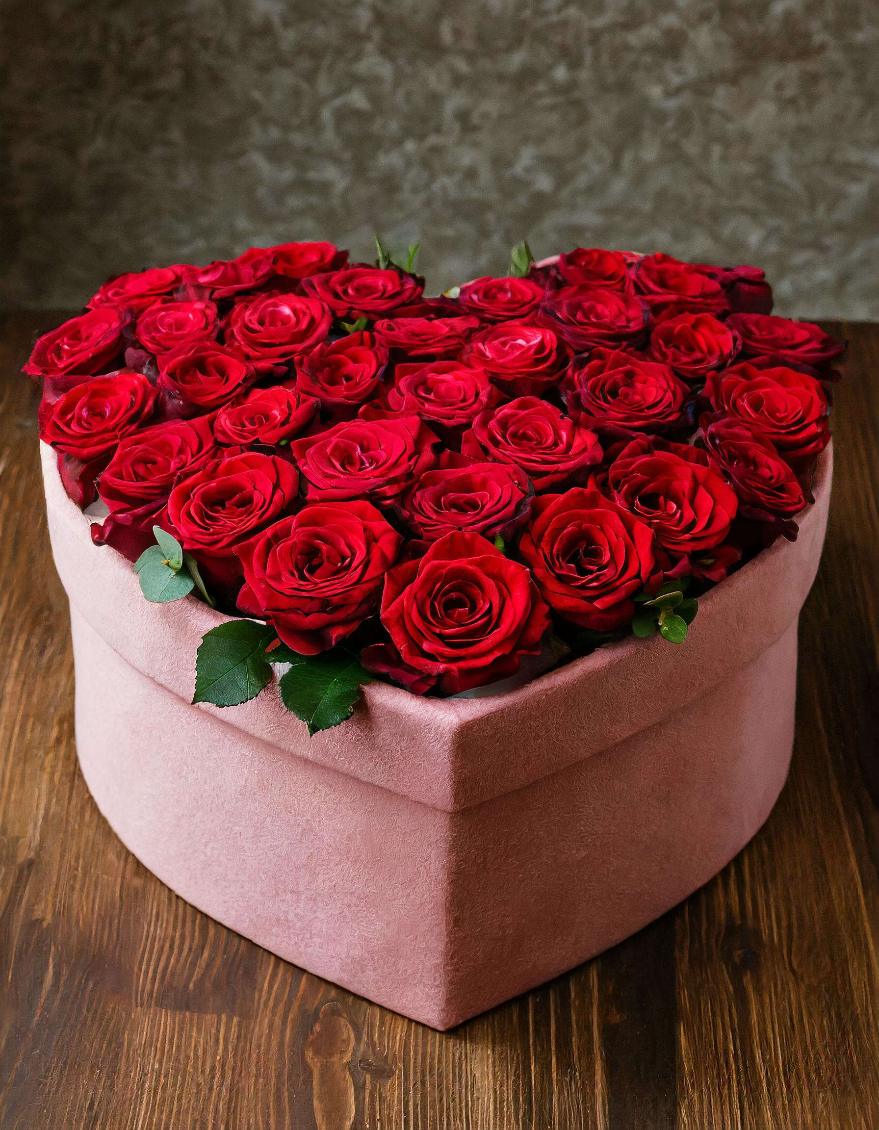 Sweet Paradise with You - Delicate red roses cradled in a heart-shaped hatbox, a flawless expression of affection for your beloved. Let your love bloom, suffused with the sweetest essence of romance   Recommended for: Love and Romance, I Love You Flowers, Anniversary, Proposal,  Romantic Gift, Birthday, Get Well Soon, Celebrations, Best Wishes, Thank You, Congratulations, Just Because, New Baby, Everyday, Valentine's Day ️ 