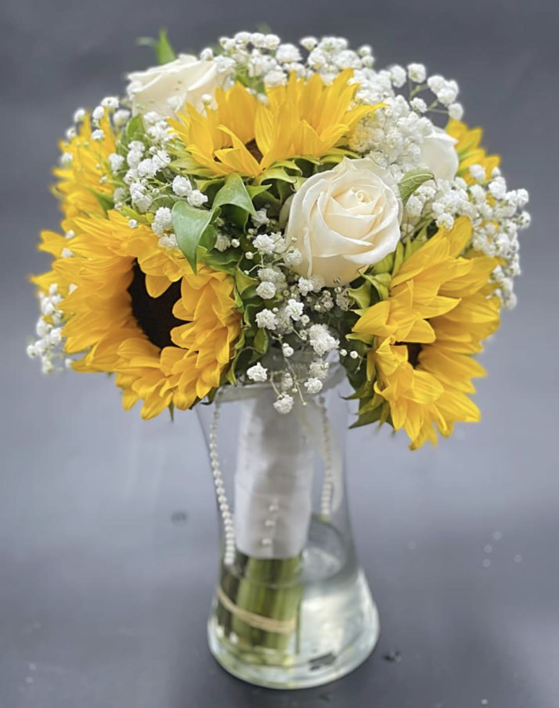 Bride Bouquet 5 - Bridal bouquet with sunflowers. If you want to stand out, then this is definitely your option.  ▪️ Delivery to their door Each bouquet is unique and is prepared by an expert florist and our customer service team is at your service to ensure the best experience possible.  ▪️Bouquets you can enjoy for longer Some flowers arrive a little closed to ensure extra freshness and protection during shipping. Enjoy the magic of seeing them fully bloom.