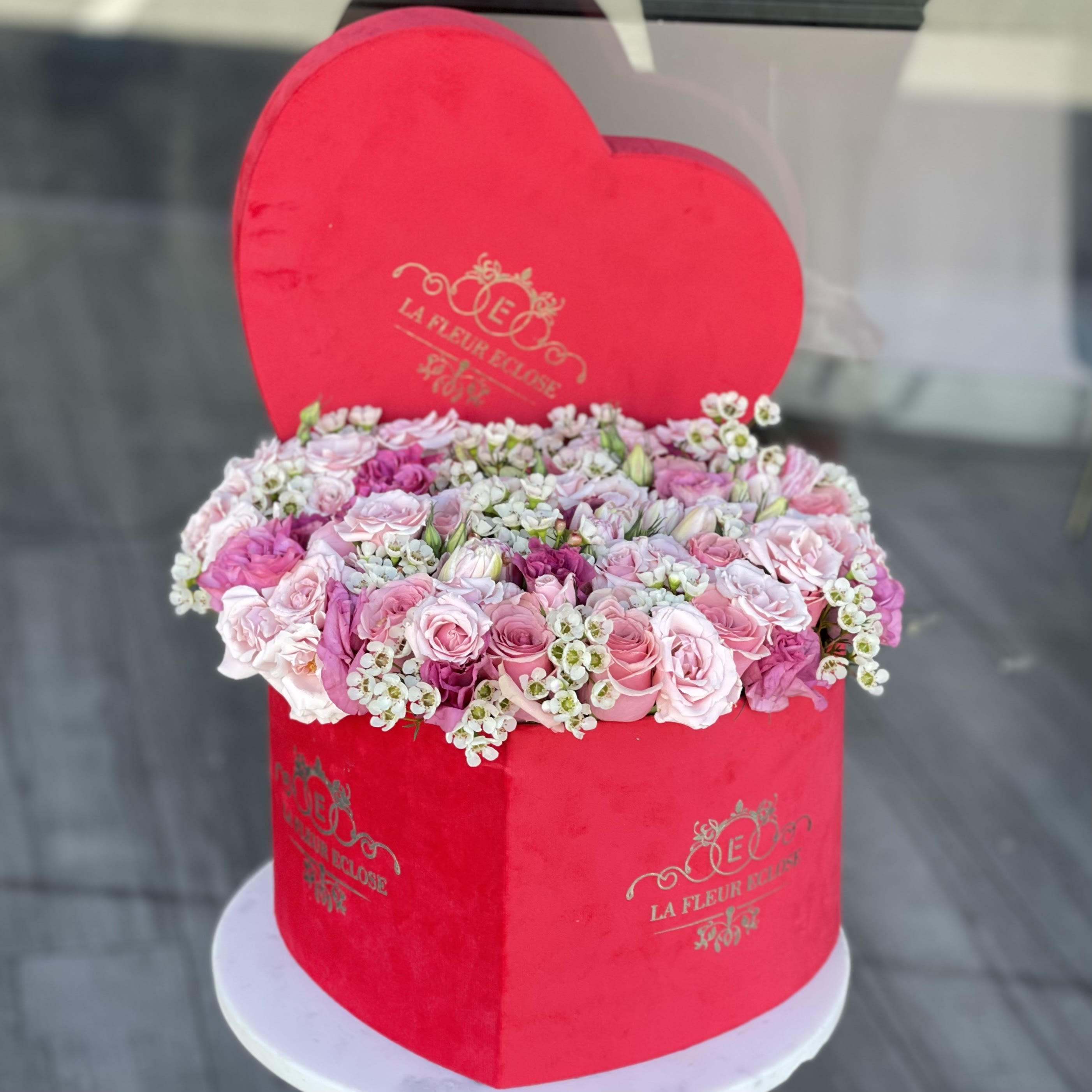 Gentle reminder V - Our heart -shape velvet signature box with the mix of flowers