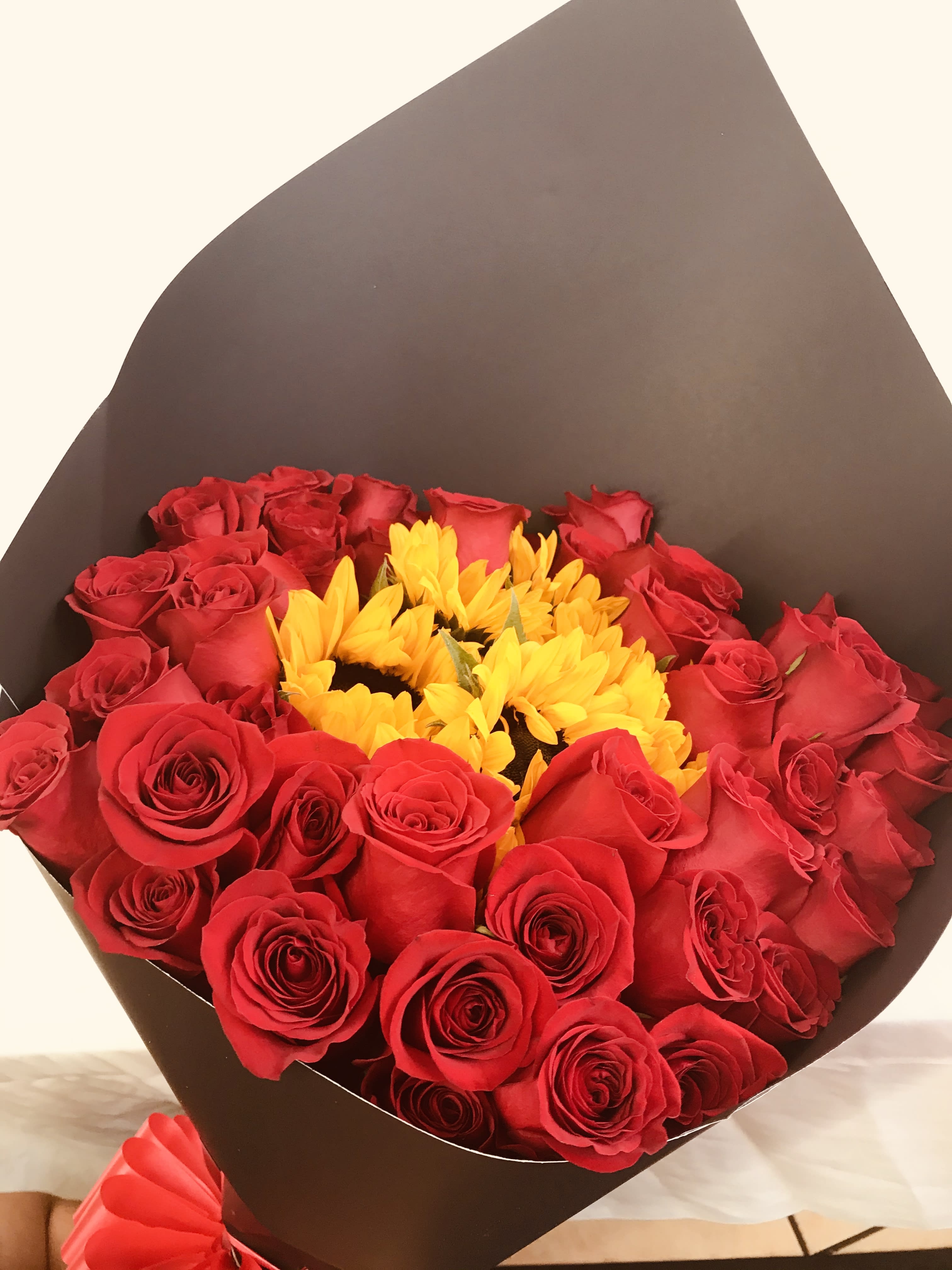 2 DOZEN RED ROSES BOUQUET  - 24 Red Roses boquete.3 Sunflowers in the middle.