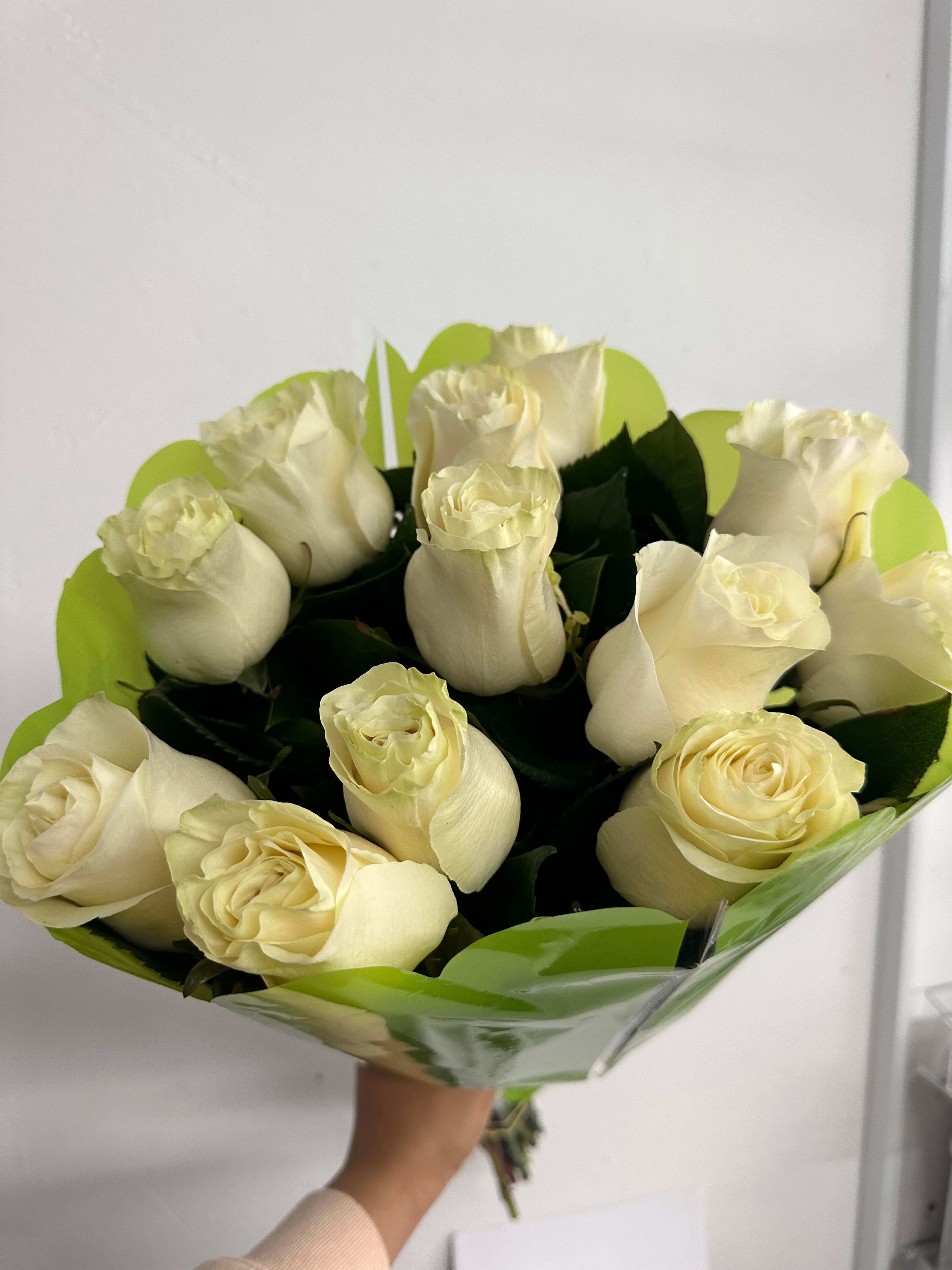 Pretty White Pretty White - 12 White Roses