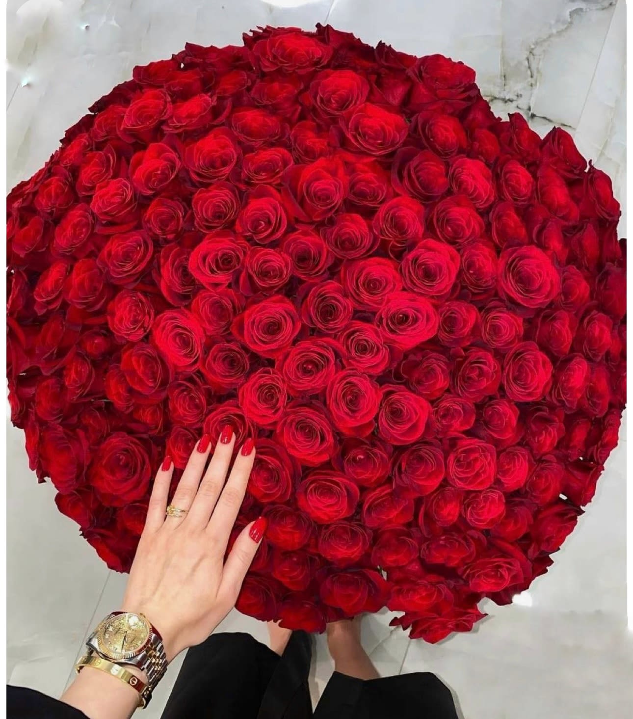 Red Roses Bouquet Red Roses Bouquet - Red roses is a magnificent choice for special moments. A symbol of passion and love, this bouquet is perfect for Valentine's Day, anniversaries, romantic dates, and other significant events. Create an unforgettable moment with this luxurious bouquet.