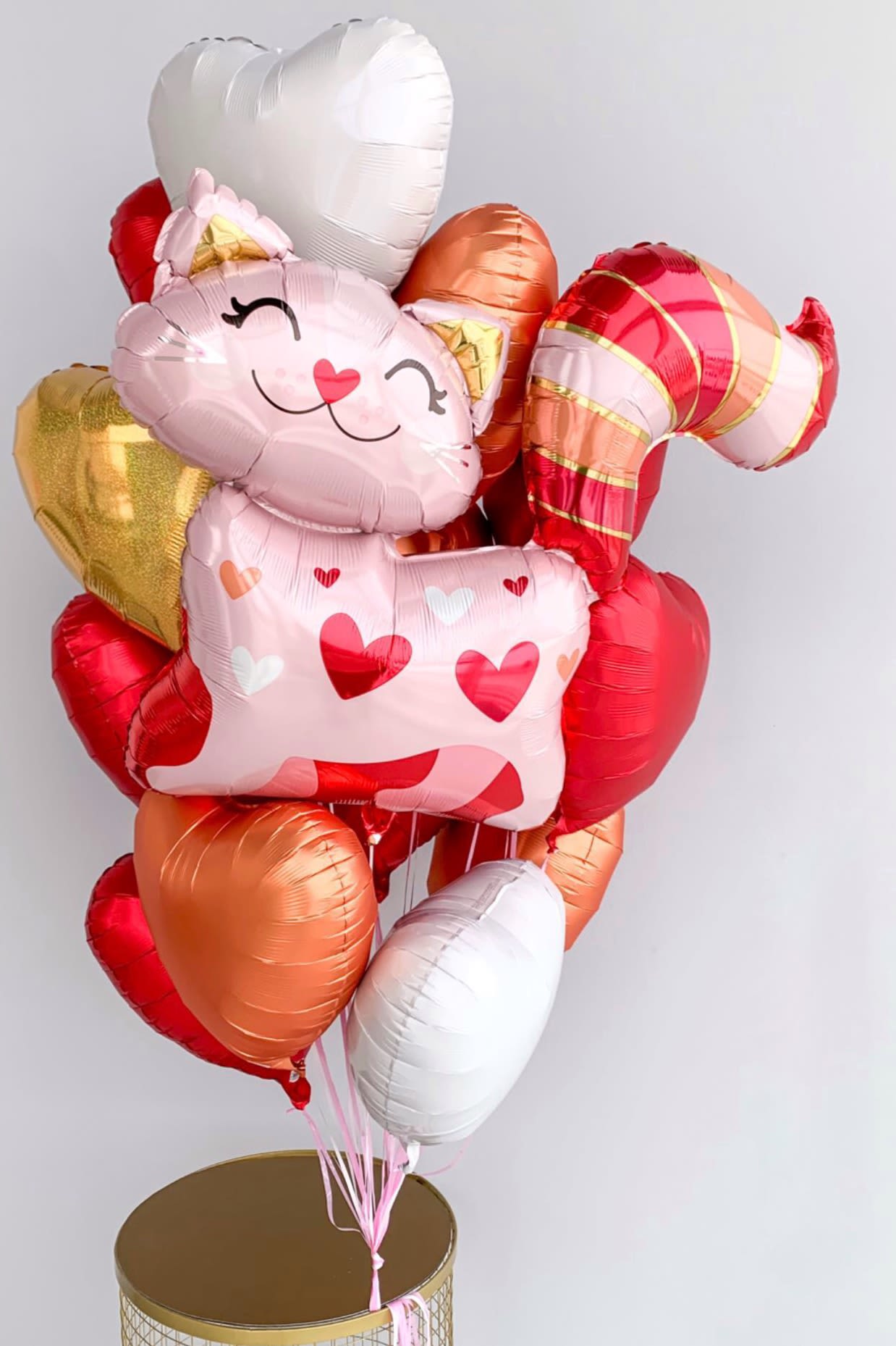 Set of Balloons "Loving Cat" Set of Balloons "Loving Cat" - The set of balloons includes: 18-inch hearts - 1 balloon cat figure - 14 ballon The balloons are filled with helium.