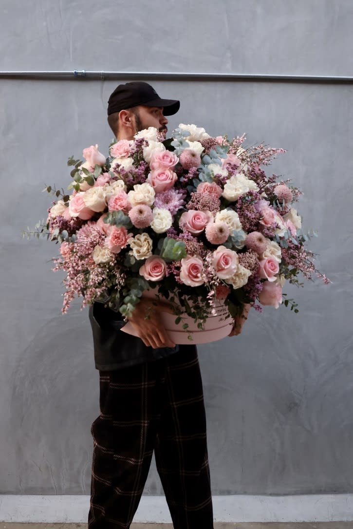 Super Large Box With Flowers Super Large Box With Flowers - .An extravagant and breathtaking floral masterpiece featuring lush pink roses, soft pastel carnations, delicate chrysanthemums, and airy seasonal blooms, beautifully arranged in an elegant pink designer box. This oversized arrangement is the ultimate statement of love, luxury, and admiration—perfect for milestone celebrations, grand romantic gestures, or VIP events. Includes: Premium blush and soft pink roses Elegant carnations and chrysanthemums Delicate seasonal flowers and fillers Lush eucalyptus and accent greenery Chic pink designer box for a refined finish