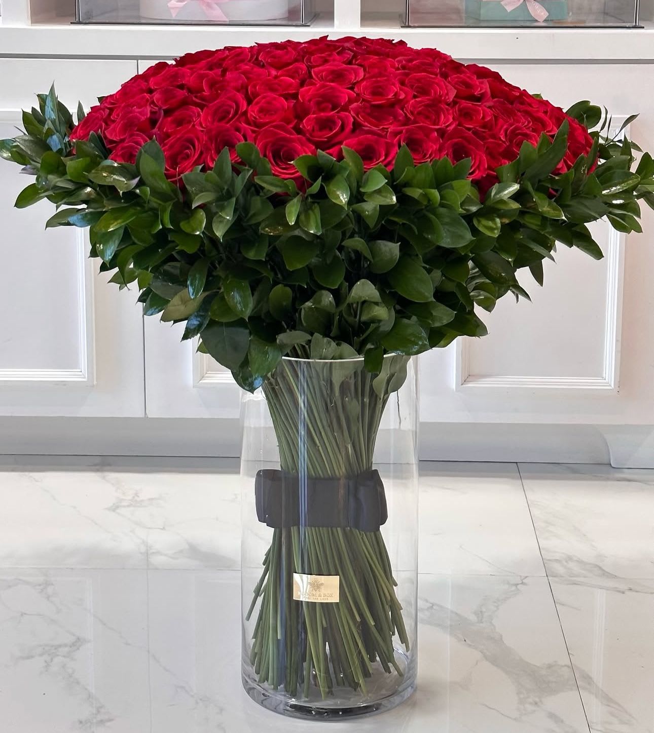 200 red roses with greens and vase 200 red roses with greens and vase - 200 elegan red roses wrapped with greens and with vase