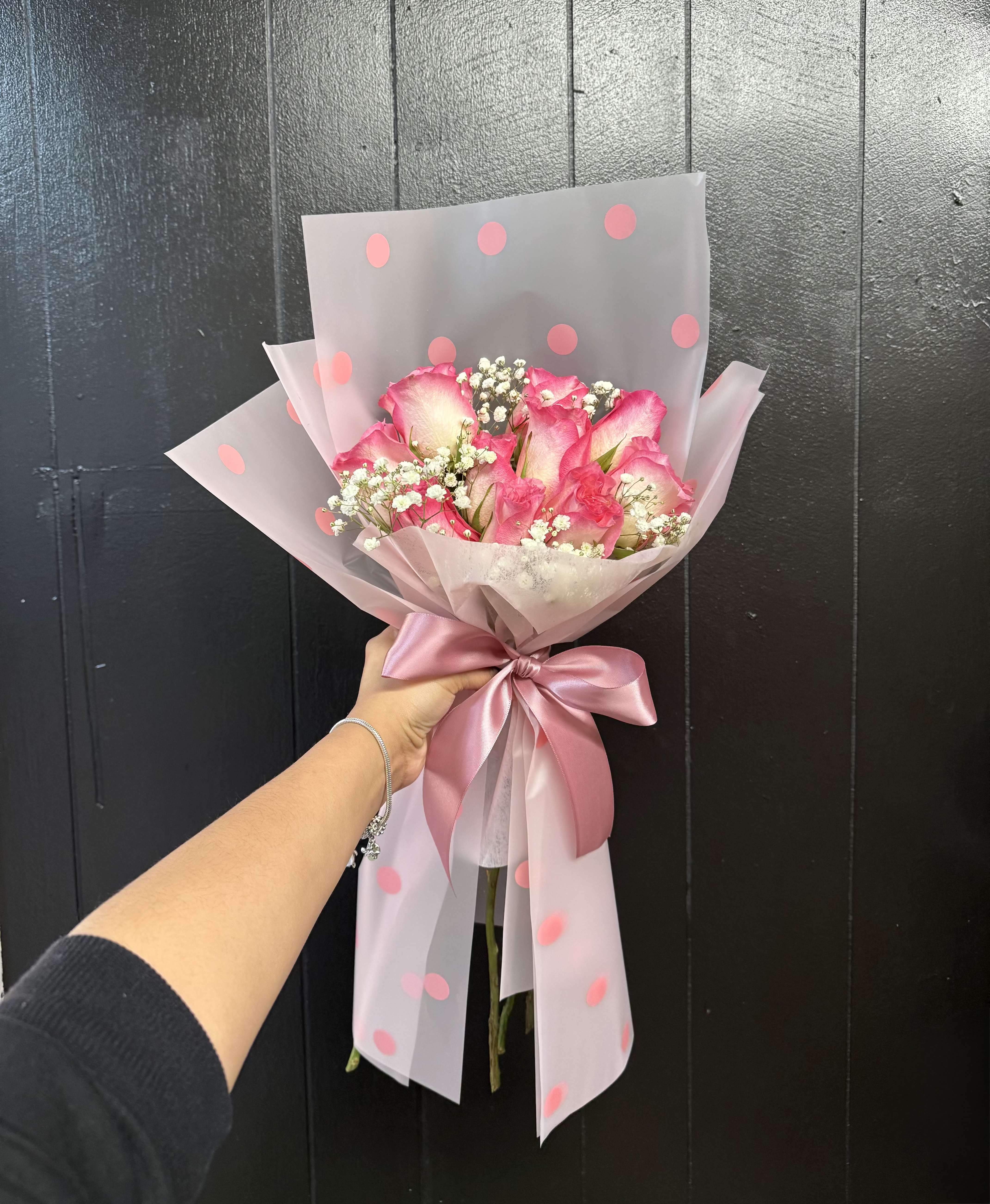 pink korean love - Korean love rose is a beautiful Korean bouquet with the best quality roses wrapped in beautiful paper. This type of bouquet is the one that our clients love the most because of its beauty and simplicity of the bouquet. It is simply the perfect bouquet.