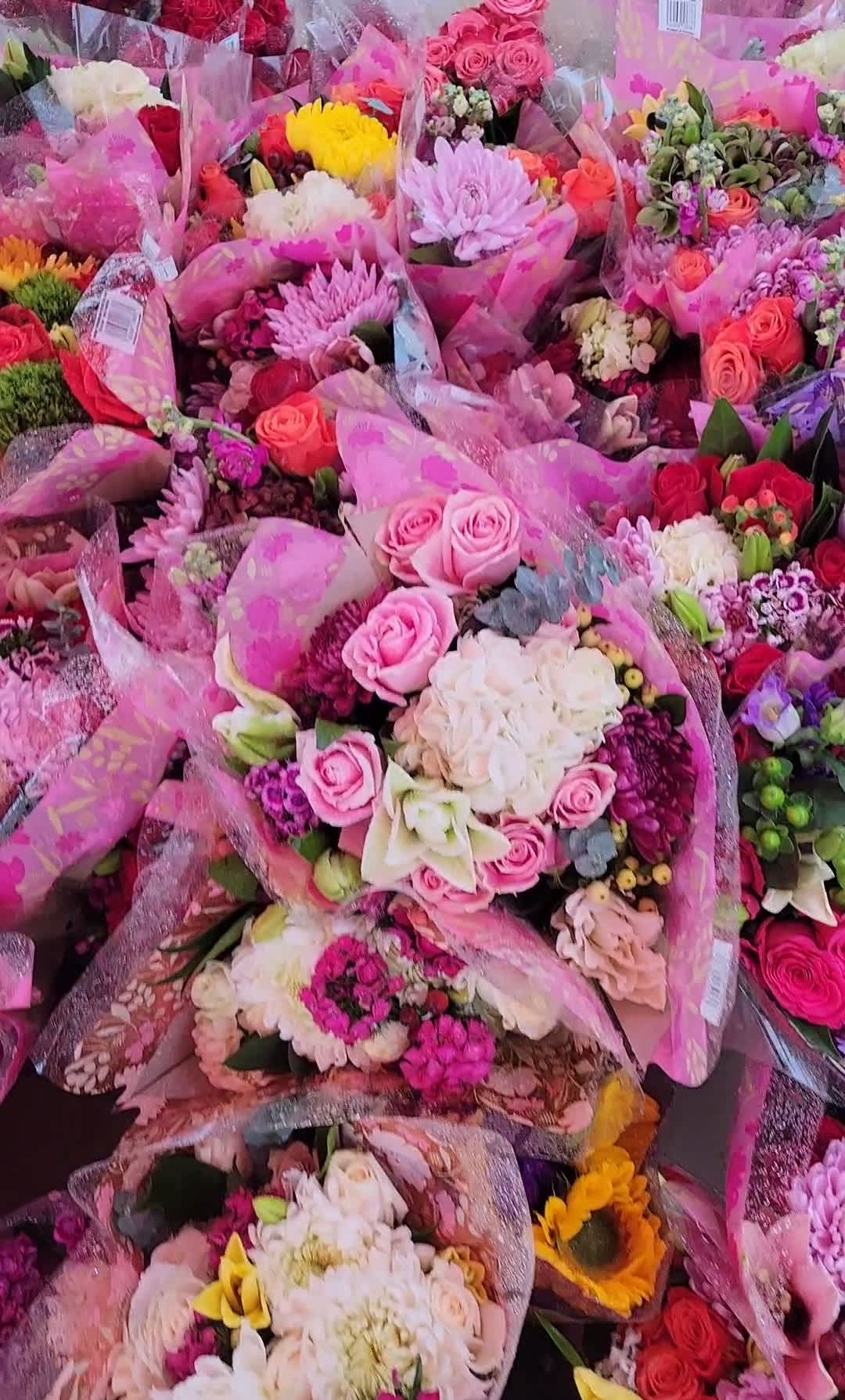 Mix colors bouquets -  Beautiful Mix color bouquet, Nicely wrapped! 