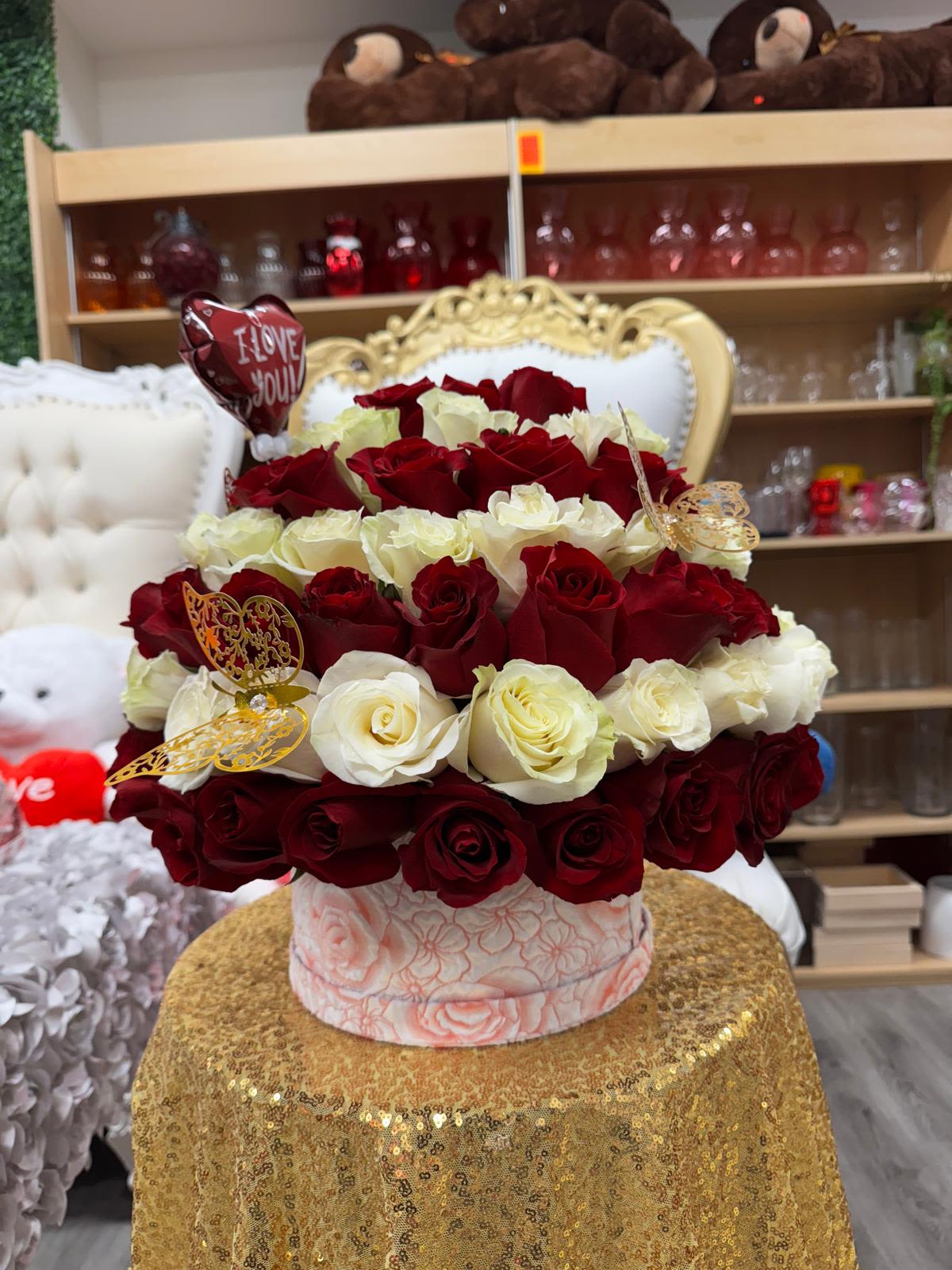 Amor real  - Arrangement of roses on a flower arrangement box