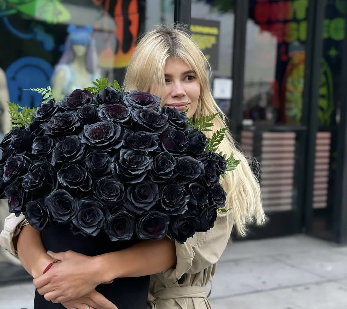 Black roses in a velvet black box Black roses in a velvet black box - Black roses in a gorgeous velvet black box