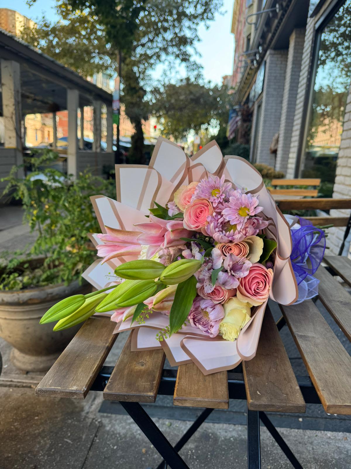 Thinking of you. - &quot;Our charming 'Thinking of You' bouquet is a delicate combination of soft pink roses and vibrant daisies that conveys warmth and tenderness. Each flower has been carefully selected to create an arrangement that inspires peace and serenity, perfect to remind you of that special person who is in your thoughts. This arrangement is ideal for any occasion in which you want to send love and good wishes.&quot;