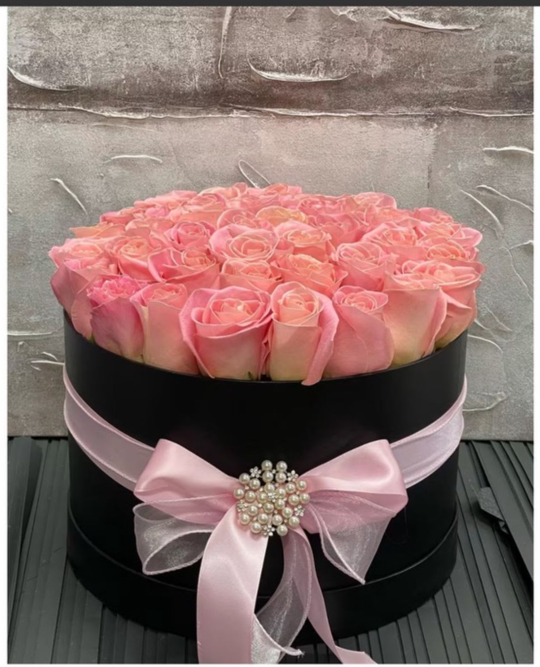 Pink rose box - Beautiful pink roses arrange in a black hat box in all different sizes depending on standard -Deluxe - premium  