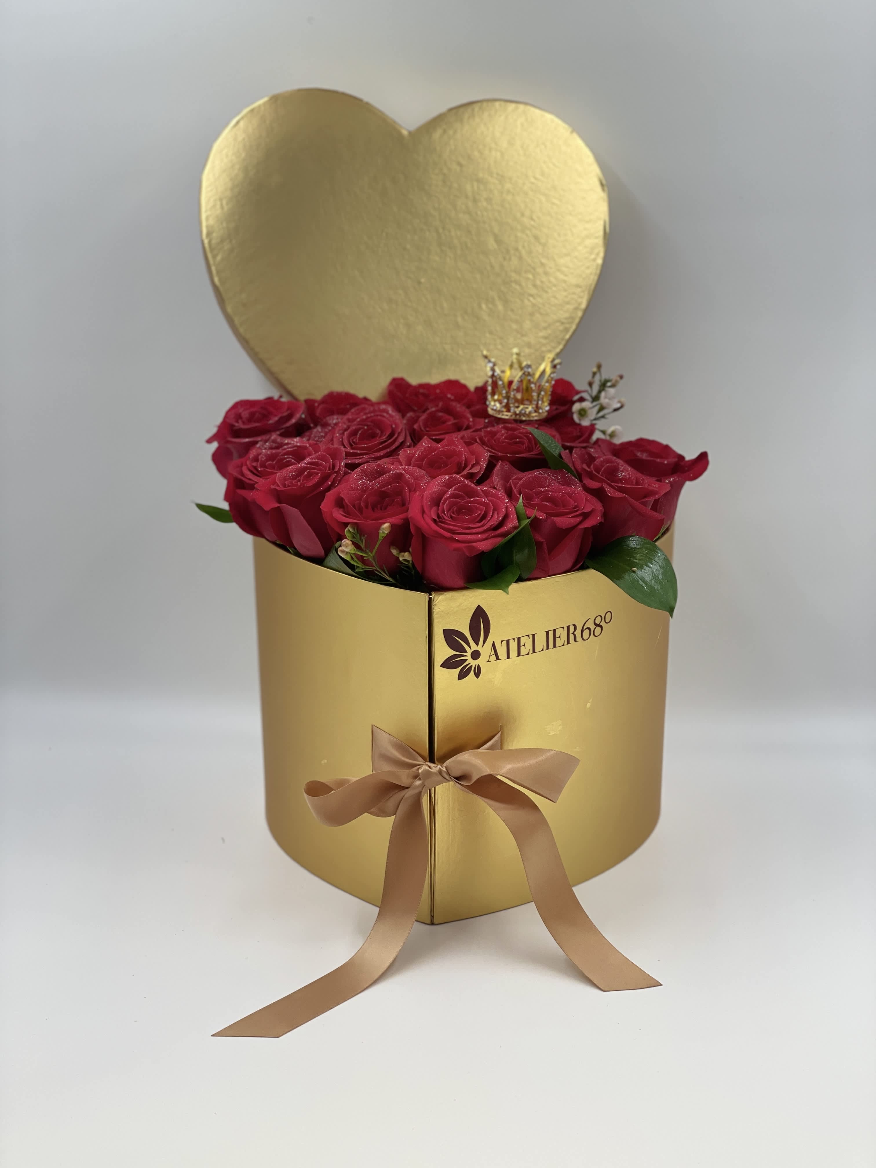 Doble Amor - Golden Two-Tier Box with Satin Ribbon, a Unique Presentation. Splendid roses arranged in the shape of a heart. On the second tier, you can present chocolate-dipped strawberries, Ferrero chocolates, or the gift you must provide.  Caja Dorada de dos niveles con una cinta en raso, una presentación única. Explendidas rosas dispuestas en forma de corazon. En el segundo nivel lleva , chocolates o el obsequio que usted debe proveer.