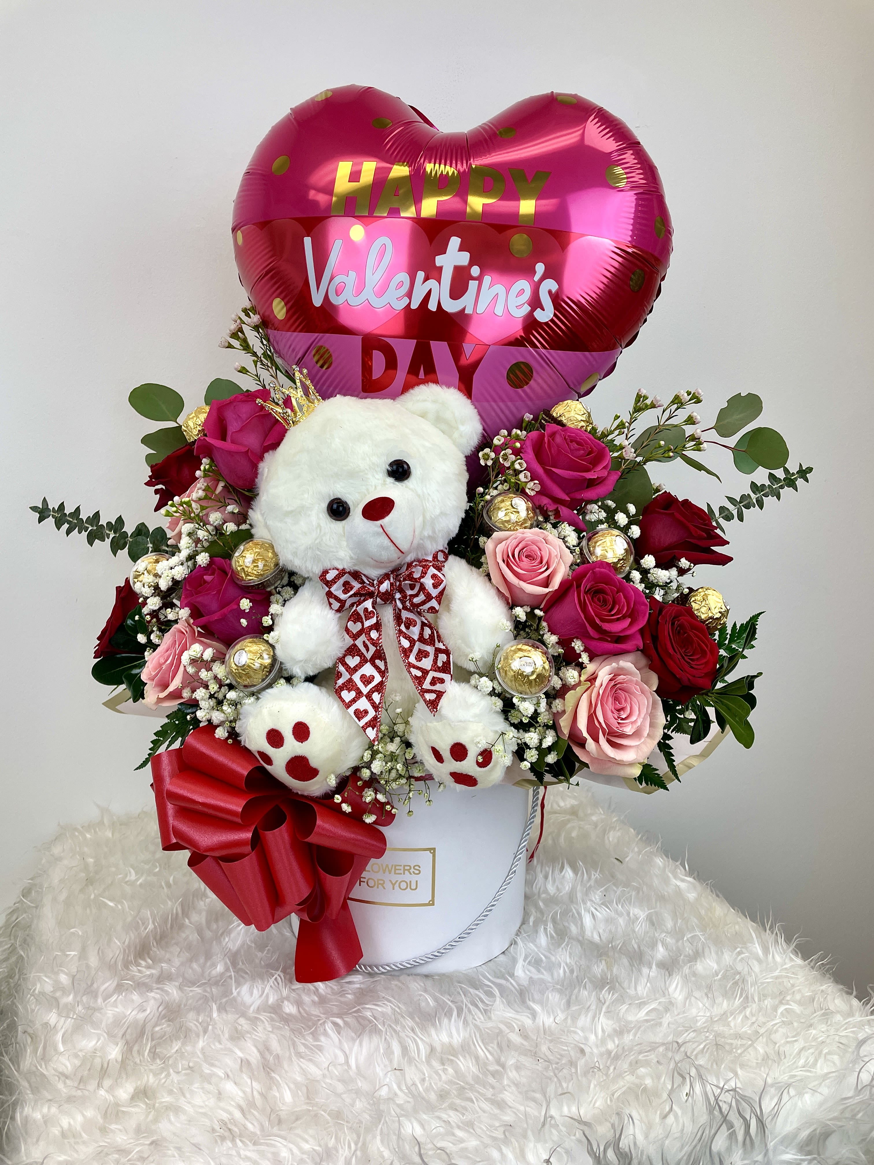 Yacquy ( after Valentine's Day) excellent price  - caja grande con 12 rosas mixtas (pueden llamar para cambiar el color ,8 ferreros ,un peluche  de 6'',globo   de 18&quot; podemoste cambiar por otro , llamar directo a la tienda ,( 201-283-7047) follaje variado