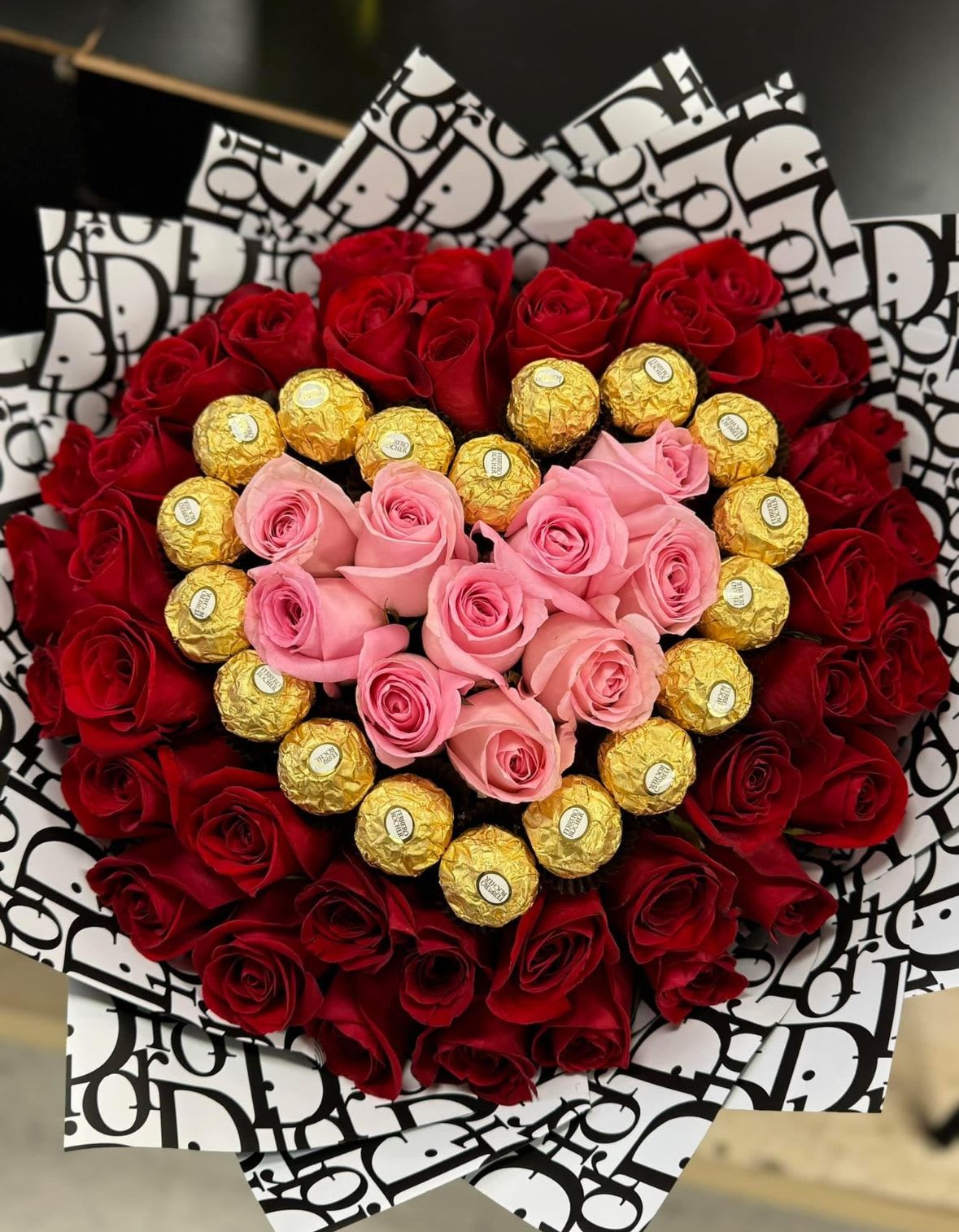 Rosas y chocolates Rosas y chocolates - 50 rosas rojas 10 rosadas y chocolates ferrero para una dulce y armoniosa celebración