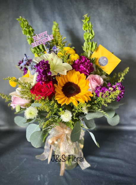 LUXURY BLOOMS - Introducing Our New Design Luxury Blooms , where elegance meets nature's artistry. Embrace the beauty of our latest creation, meticulously crafted to bring a touch of floral enchantment into your world. Discover a celebration of nature's poetry in every petal and a burst of freshness that transcends ordinary bouquets.   The size shown below is the deluxe size. 