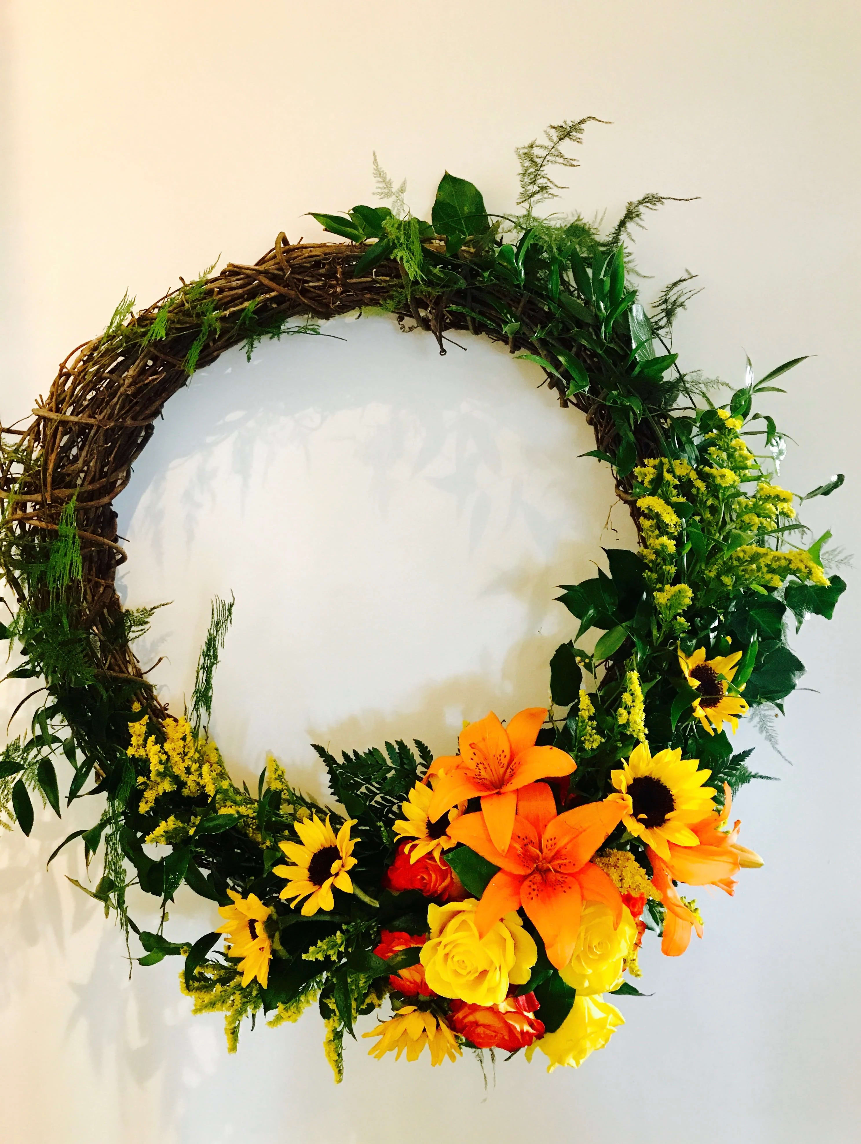 Sunshine circle - Large grapevine wreath of warm summer colors