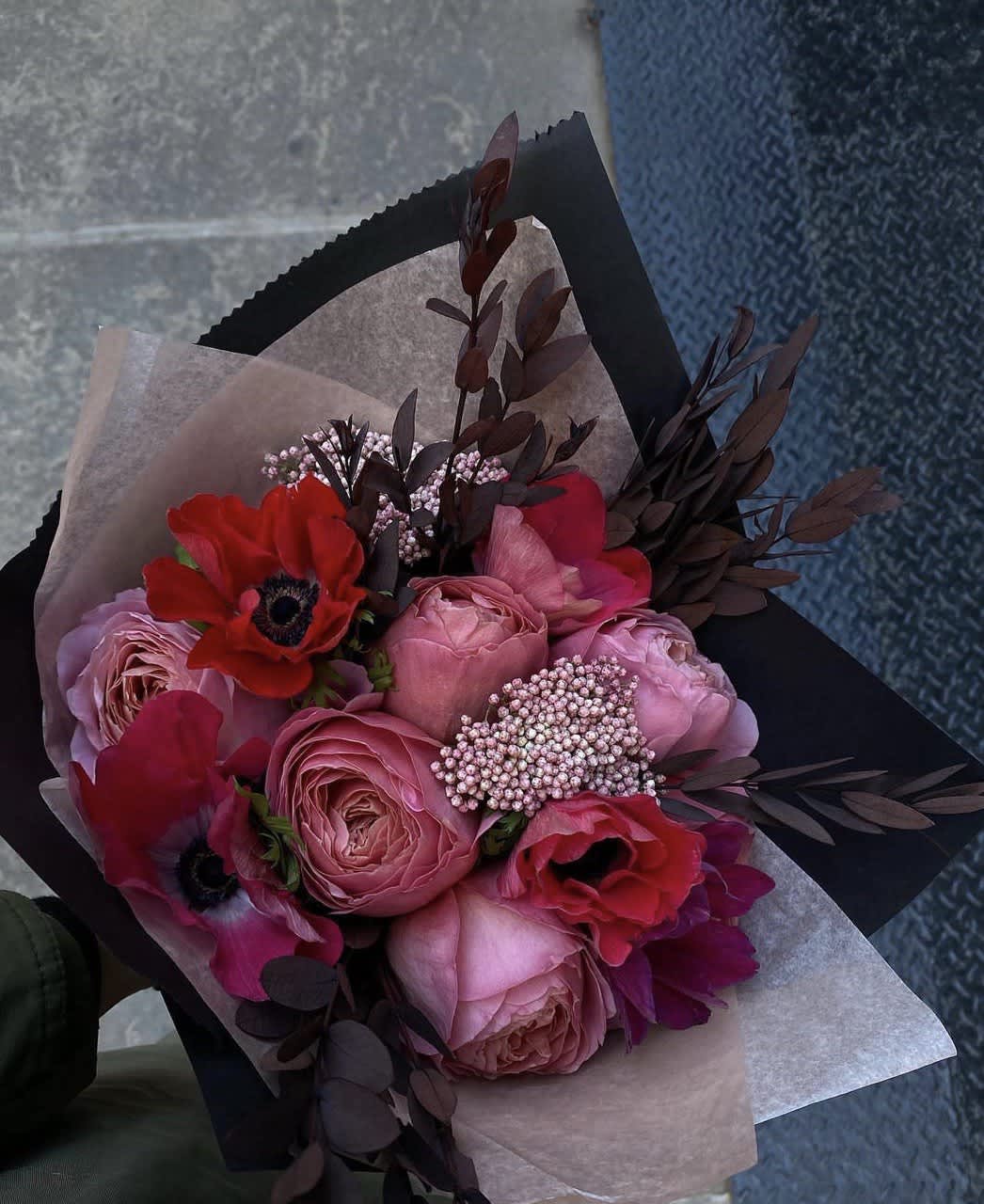 #23 Deep Pink - Pink garden roses mixed with anemones