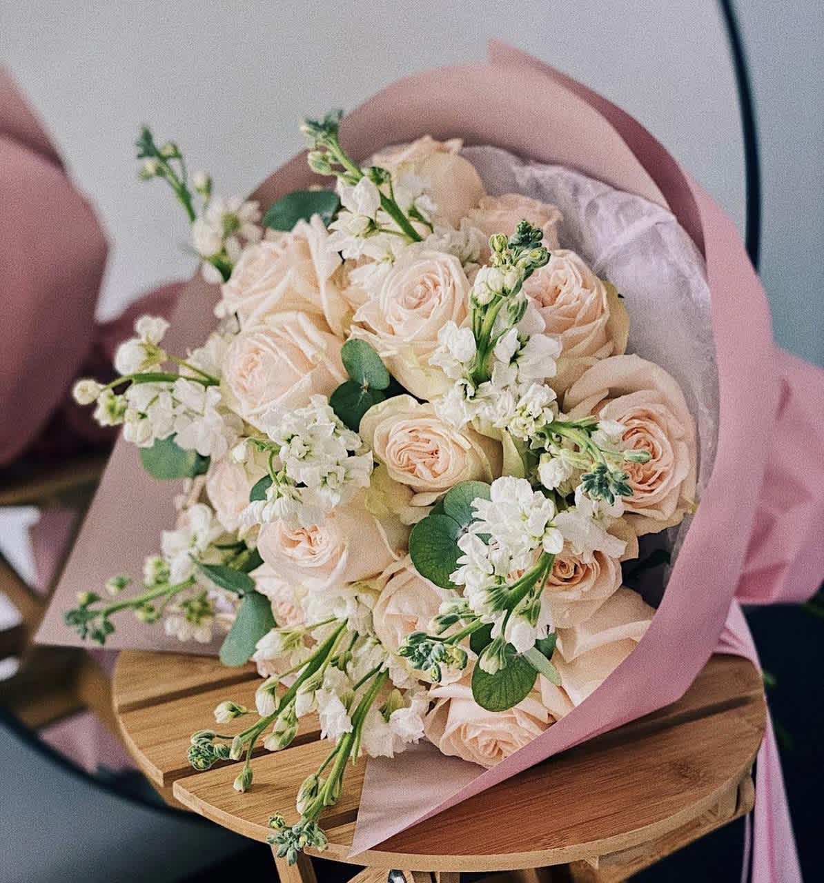 #60 Pastel peach - peach roses with stock's