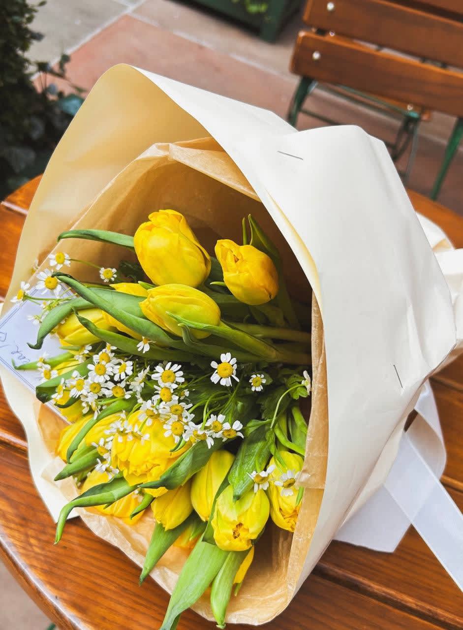 #43 Lemony - Yellow tulips with Camomile 